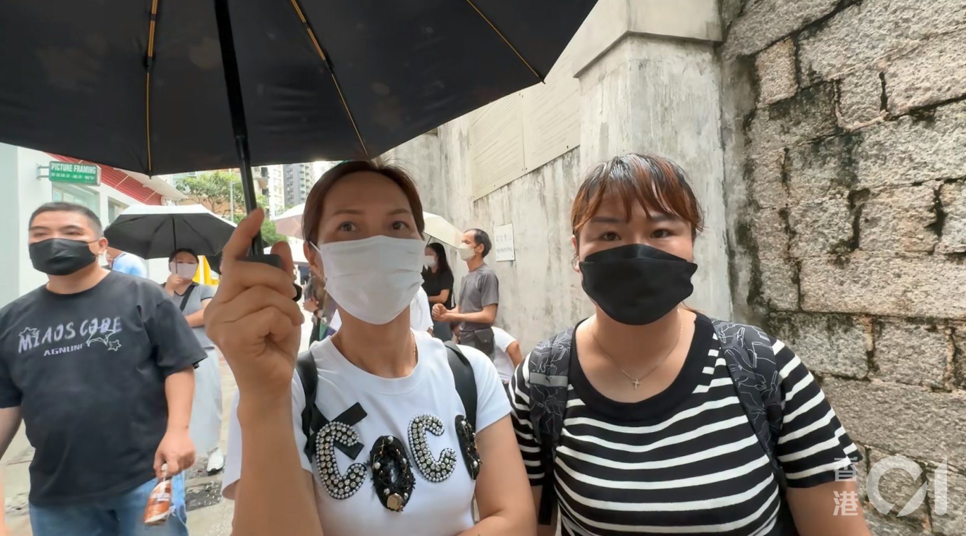 負責噴油工作的鄭小姐及彭小姐受訪。(蔡正邦攝) 負責噴油工作的鄭小姐及彭小姐受訪。(蔡正邦攝)
