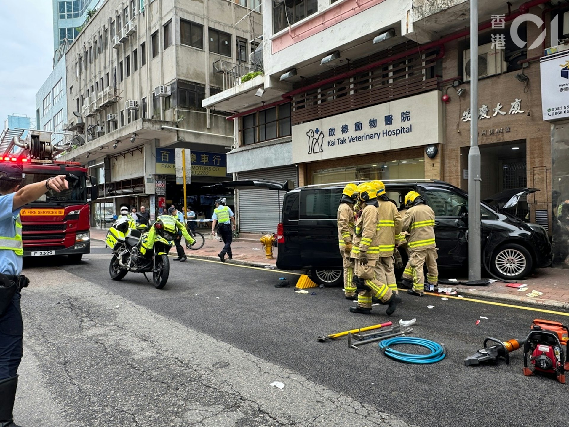 一輛客貨車在土瓜灣貴州街剷上行人路,撞向安慶大廈門口外牆,傷及途人;大批消防員到場救援。(鄭嘉惠攝) 一輛客貨車在土瓜灣貴州街剷上行人路,撞向安慶大廈門口外牆,傷及途人;大批消防員到場救援。(鄭嘉惠攝)