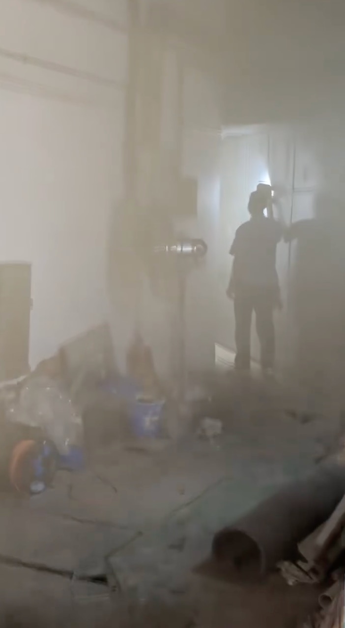 涉事總掣房煙霧瀰漫。（新界地區生活連線 影片截圖）