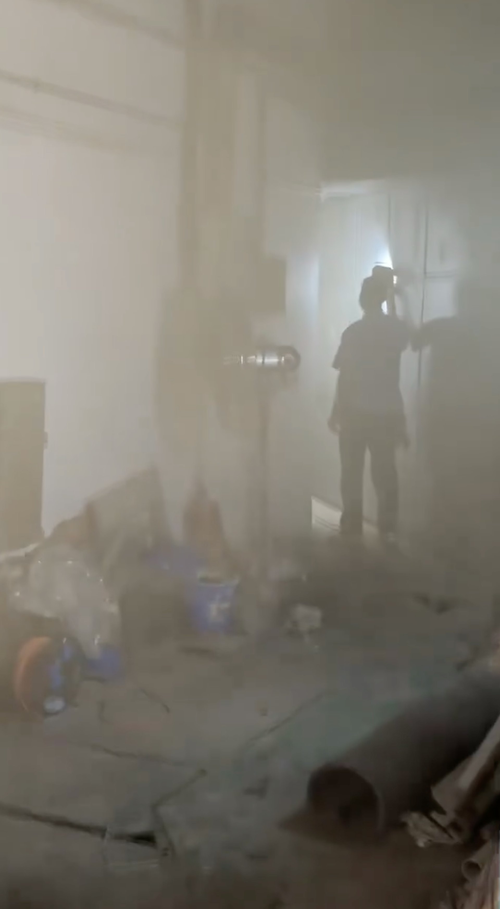 涉事總掣房煙霧瀰漫。(新界地區生活連線 影片截圖) 涉事總掣房煙霧瀰漫。(新界地區生活連線 影片截圖)