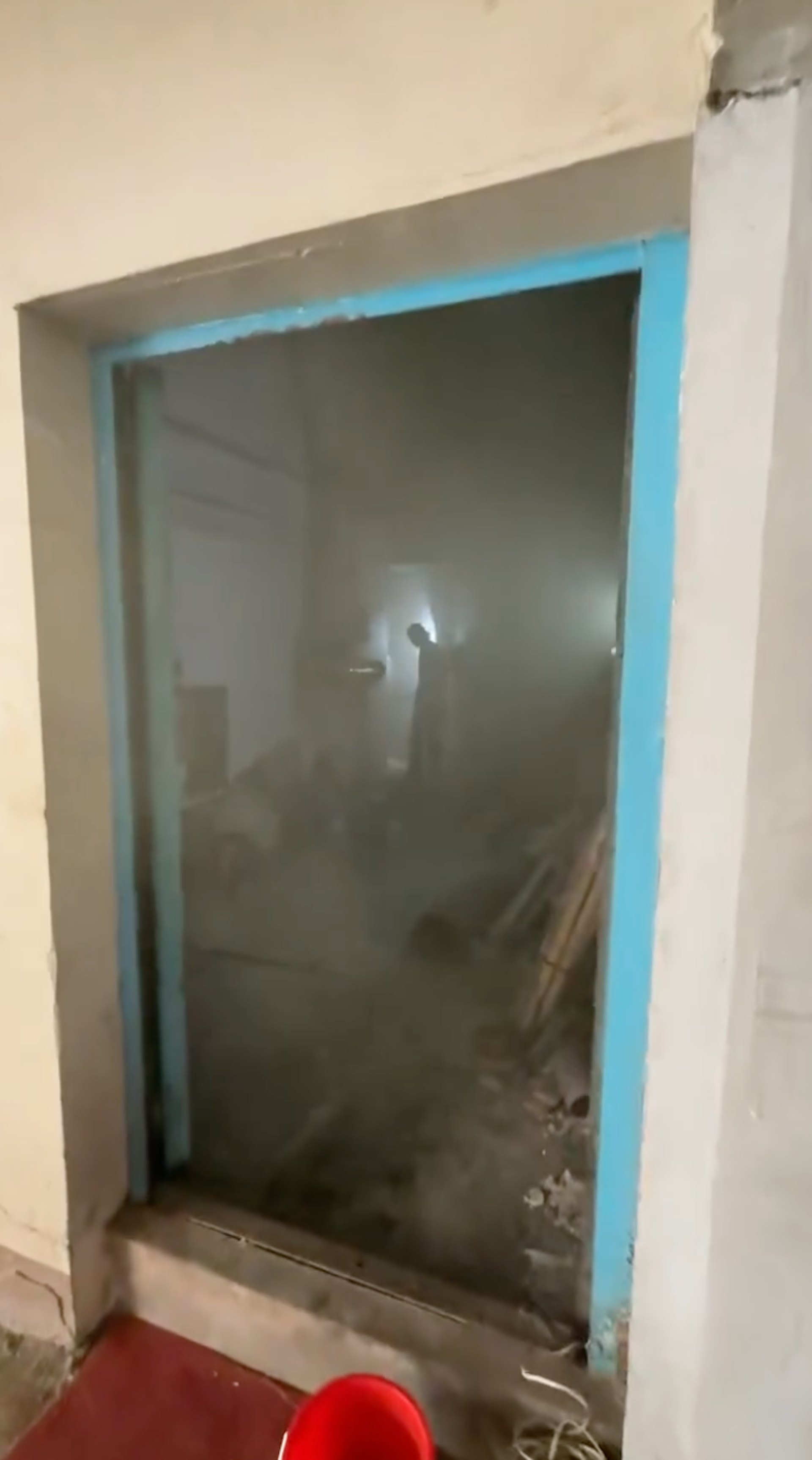 涉事總掣房煙霧瀰漫。(新界地區生活連線 影片截圖) 涉事總掣房煙霧瀰漫。(新界地區生活連線 影片截圖)