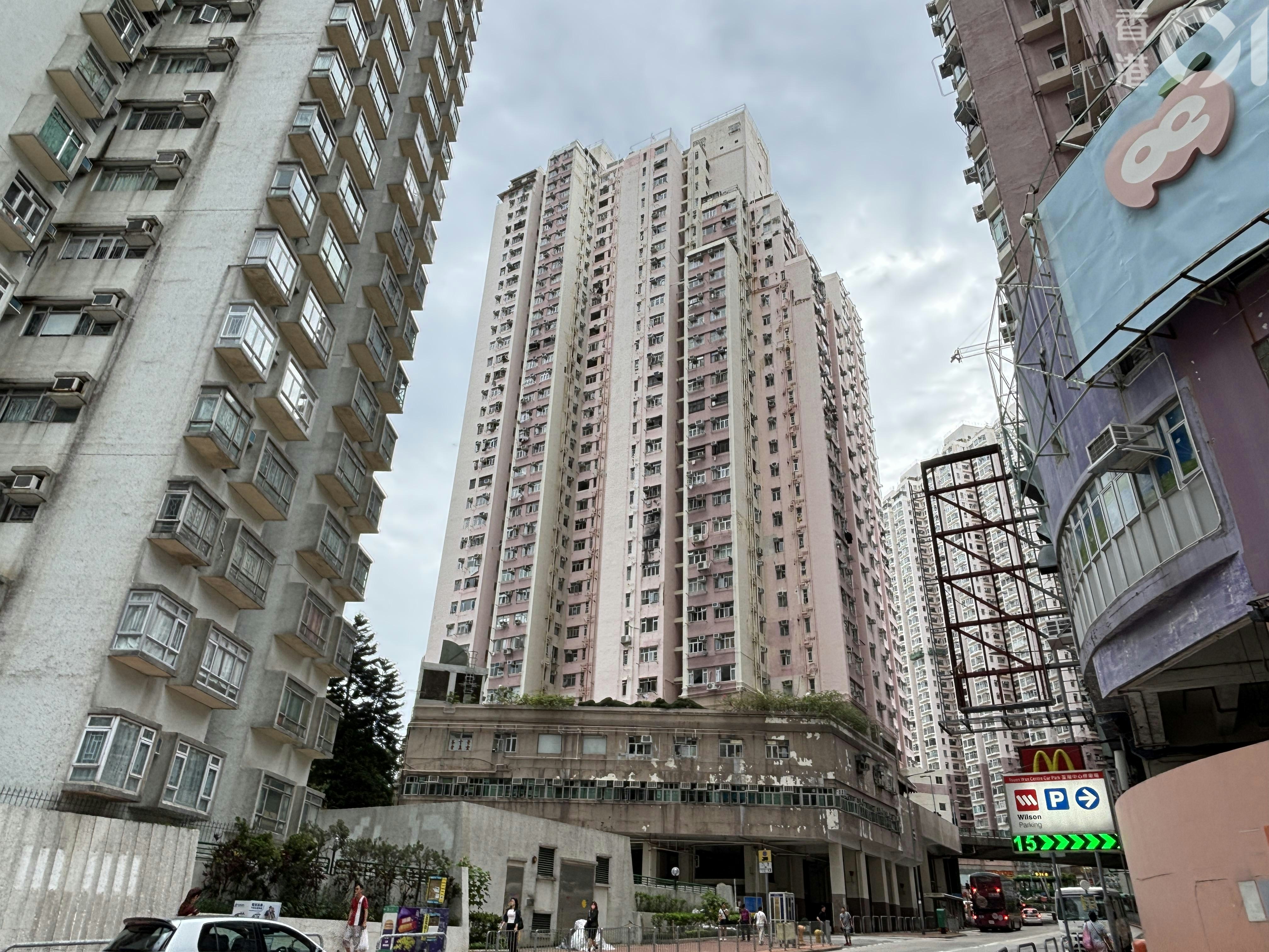 荃灣中心大停電，重慶樓、上海樓、天津樓、北京樓、南京樓及第一期商場受影響。（林振華攝）