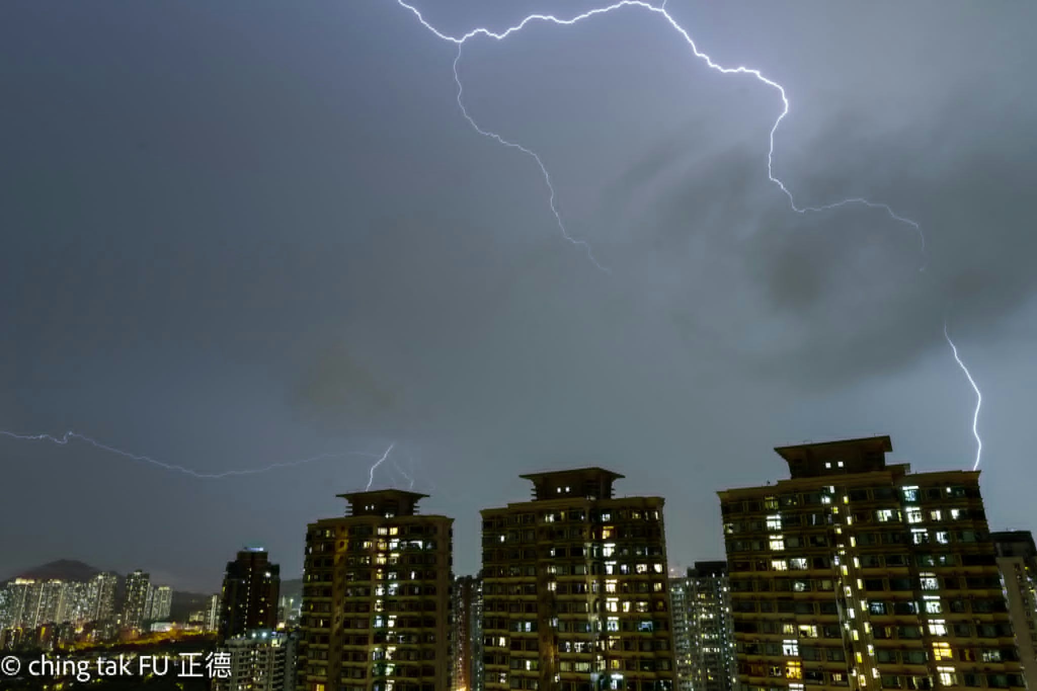 6月6日晚上再次有強雷雨區影響本港，天文台錄得數千次閃電，有不少市民拍攝。圖為晚上20:24在粉嶺拍攝到的閃電情況。（FU Ching Tak拍攝及提供／Facebook專頁「社區天氣觀測計劃 CWOS」圖片）