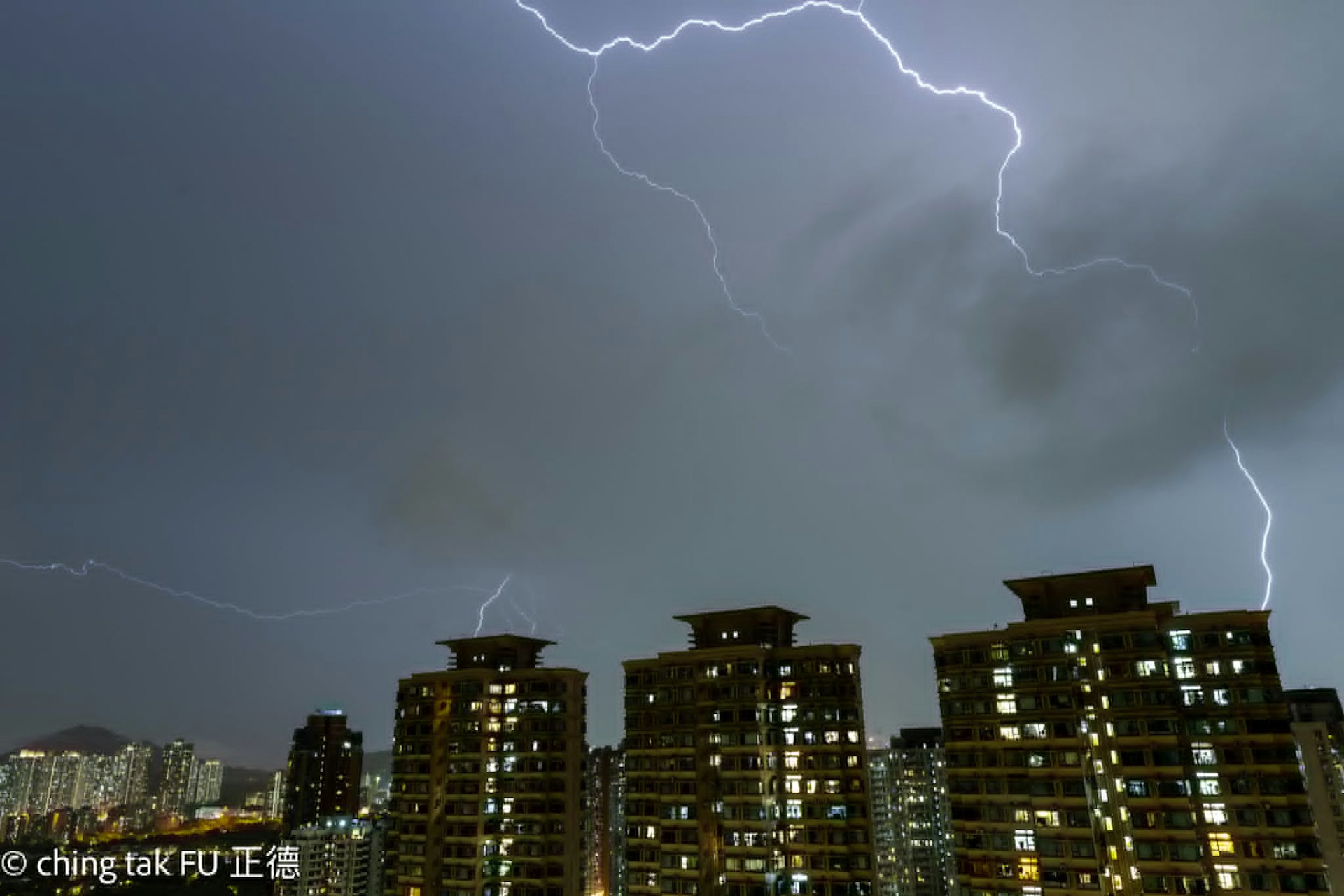 6月6日晚上再次有強雷雨區影響本港,天文台錄得數千次閃電,有不少市民拍攝。圖為晚上20:24在粉嶺拍攝到的閃電情況。(FU Ching Tak拍攝及提供/Facebook專頁「社區天氣觀測計劃 CWOS」圖片) 6月6日晚上再次有強雷雨區影響本港,天文台錄得數千次閃電,有不少市民拍攝。圖為晚上20:24在粉嶺拍攝到的閃電情況。(FU Ching Tak拍攝及提供/Facebook專頁「社區天氣觀測計劃 CWOS」圖片)