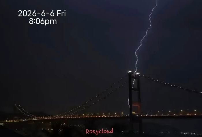 6月6日晚上再次有強雷雨區影響本港，天文台錄得數千次閃電，有不少市民拍攝。圖為晚上20:06在馬灣拍攝到的看似青馬大橋閃電情況。（Wancy Mok拍攝及提供圖片）