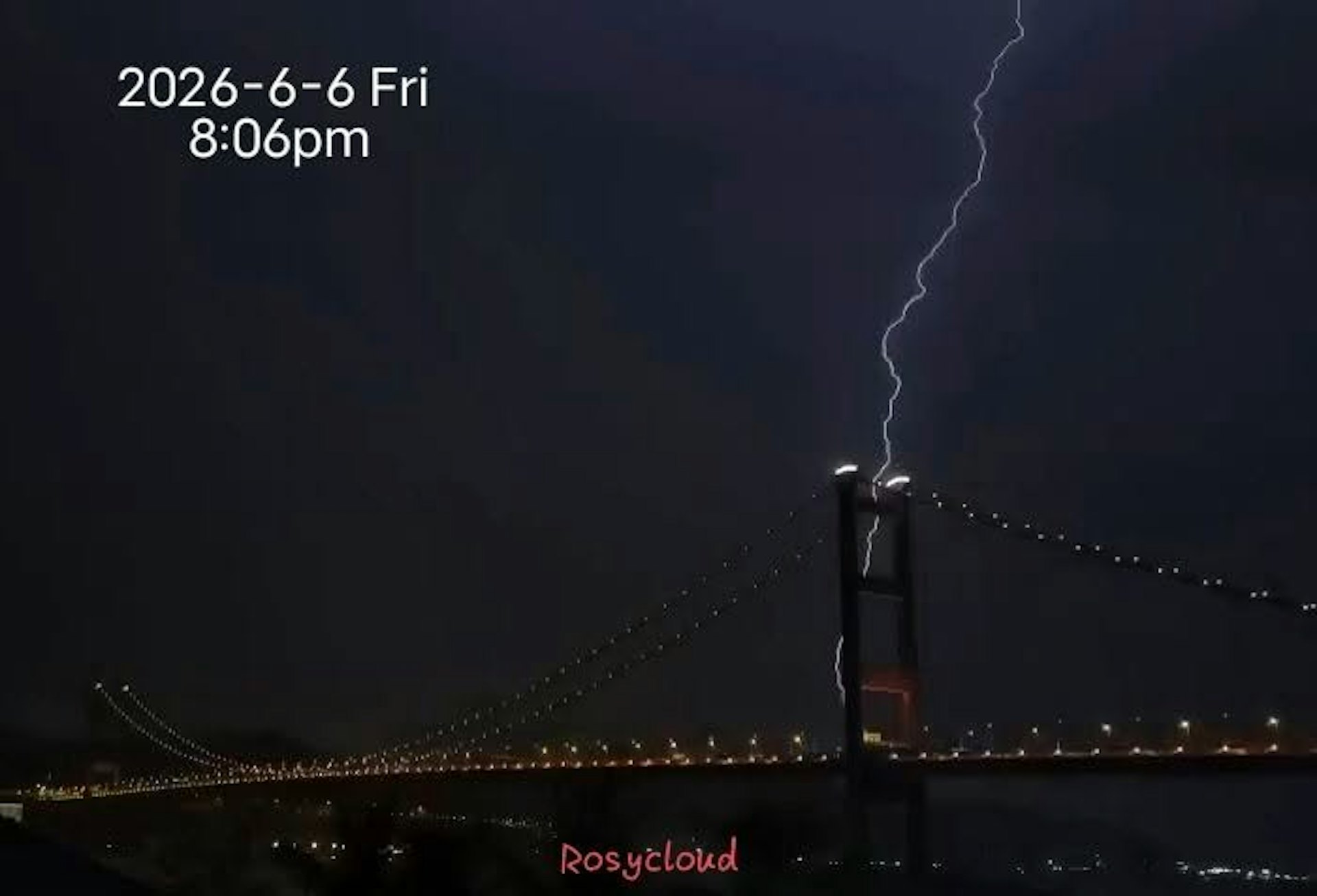 6月6日晚上再次有強雷雨區影響本港,天文台錄得數千次閃電,有不少市民拍攝。圖為晚上20:06在馬灣拍攝到的看似青馬大橋閃電情況。(Wancy Mok拍攝及提供圖片) 6月6日晚上再次有強雷雨區影響本港,天文台錄得數千次閃電,有不少市民拍攝。圖為晚上20:06在馬灣拍攝到的看似青馬大橋閃電情況。(Wancy Mok拍攝及提供圖片)