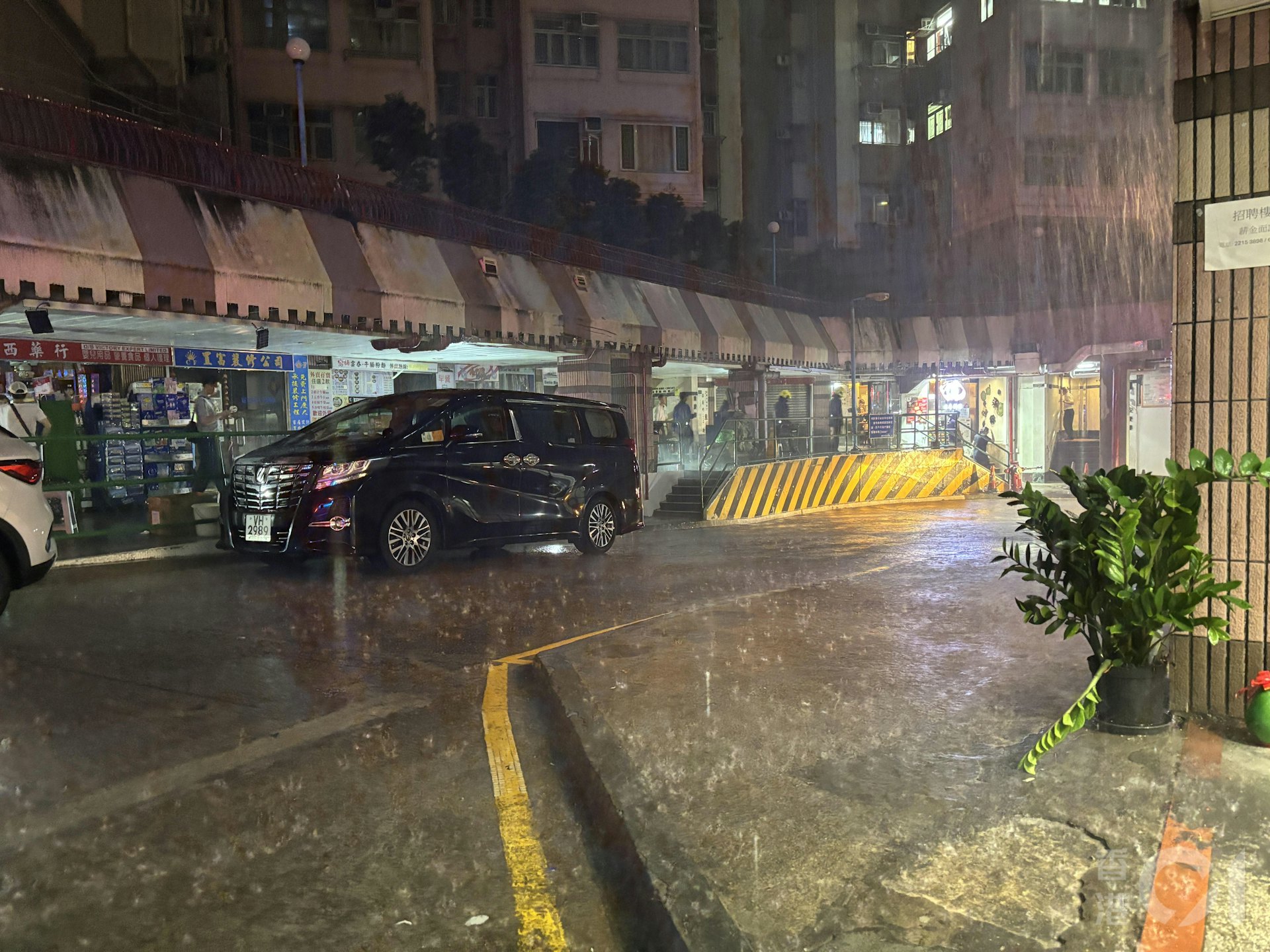 天文台6月8日晚上先後發出黃雨;紅雨及今年首個黑雨警告。在晚上8時許,荃灣中心十分大雨。(資料圖片/林振華攝) 天文台6月8日晚上先後發出黃雨;紅雨及今年首個黑雨警告。在晚上8時許,荃灣中心十分大雨。(資料圖片/林振華攝)
