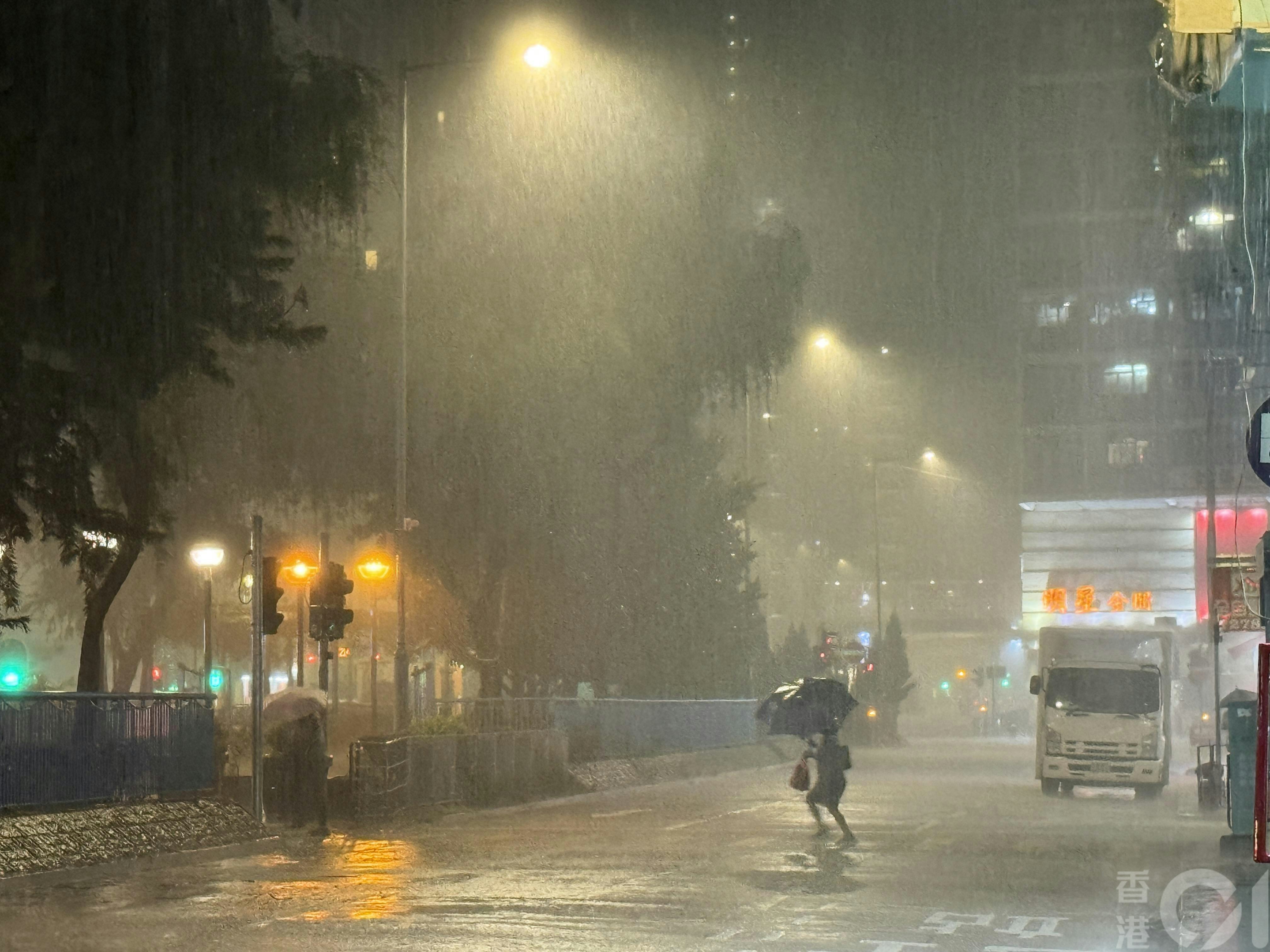 天文台6月8日晚上先後發出黃雨；紅雨及今年首個黑雨警告。在晚上8時許，深水埗有市民在大雨中急走，一身濕透。（資料圖片/羅日昇攝）