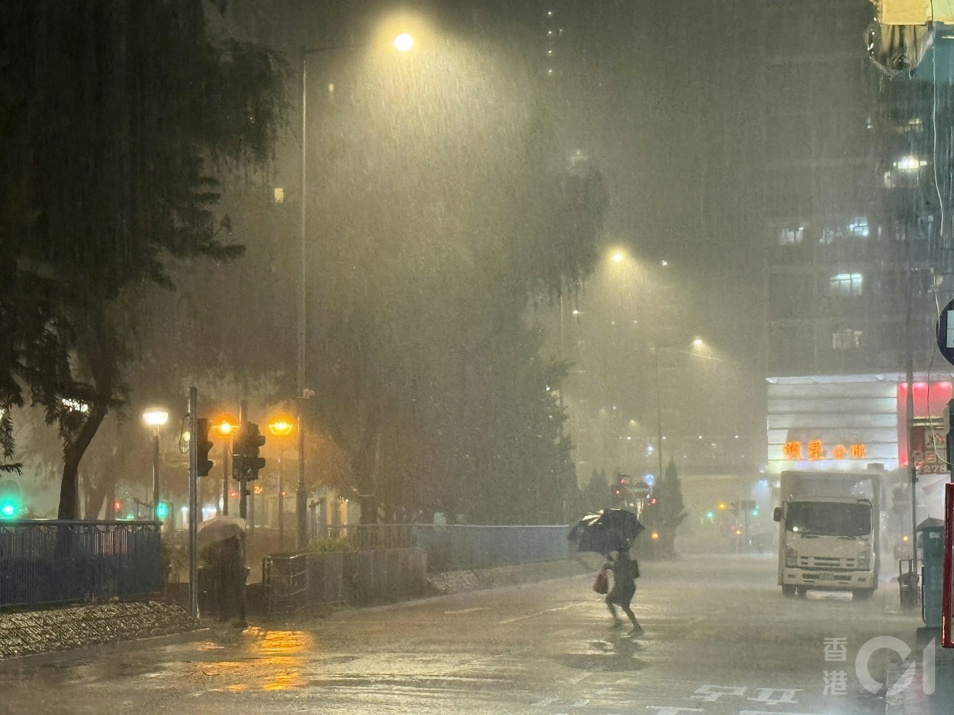 天文台6月8日晚上先後發出黃雨;紅雨及今年首個黑雨警告。在晚上8時許,深水埗有市民在大雨中急走,一身濕透。(資料圖片/羅日昇攝) 天文台6月8日晚上先後發出黃雨;紅雨及今年首個黑雨警告。在晚上8時許,深水埗有市民在大雨中急走,一身濕透。(資料圖片/羅日昇攝)