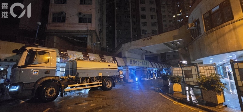 荃灣中心多座大廈停水停電，單位烏燈黑火。水務署派出水車提供食水。(陳永武攝)