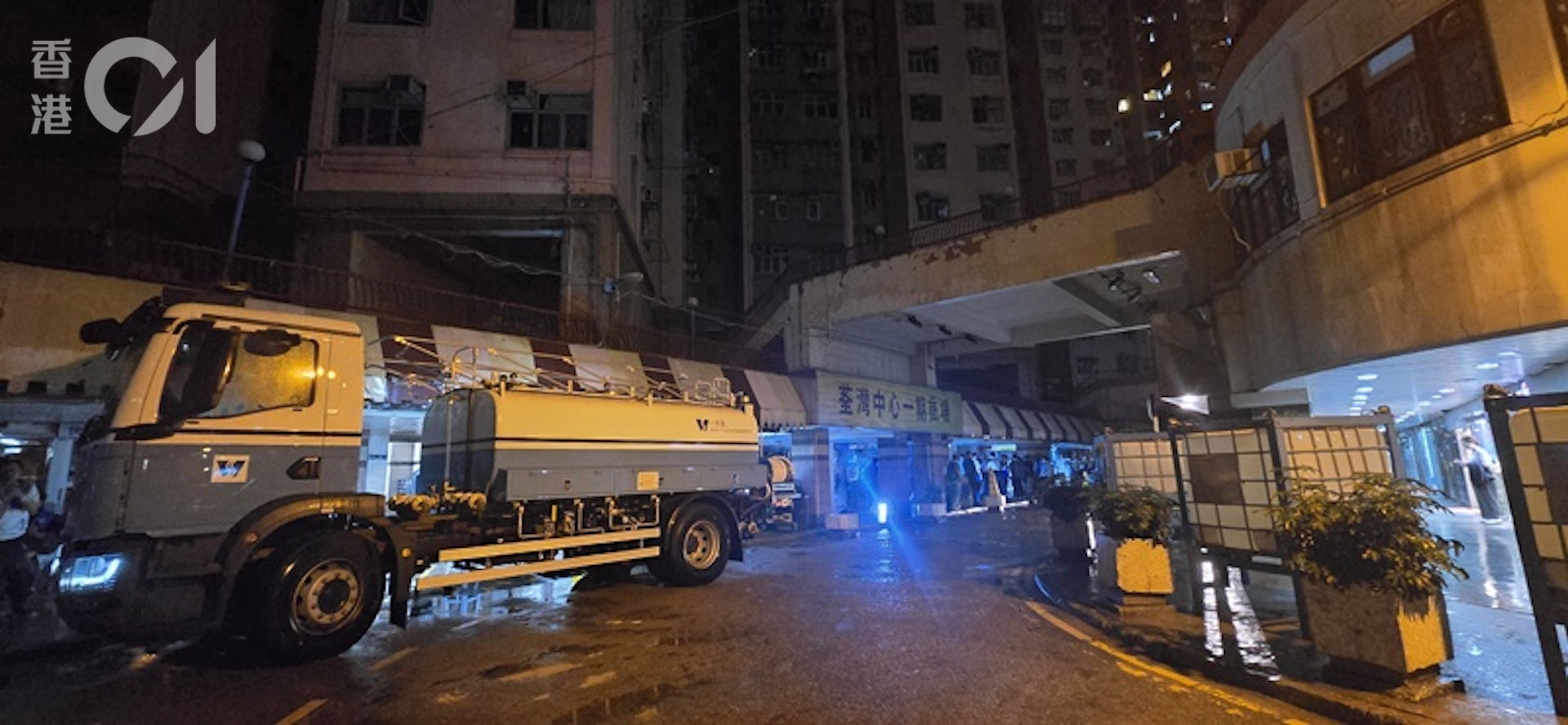 荃灣中心多座大廈停水停電,單位烏燈黑火。水務署派出水車提供食水。(陳永武攝) 荃灣中心多座大廈停水停電,單位烏燈黑火。水務署派出水車提供食水。(陳永武攝)