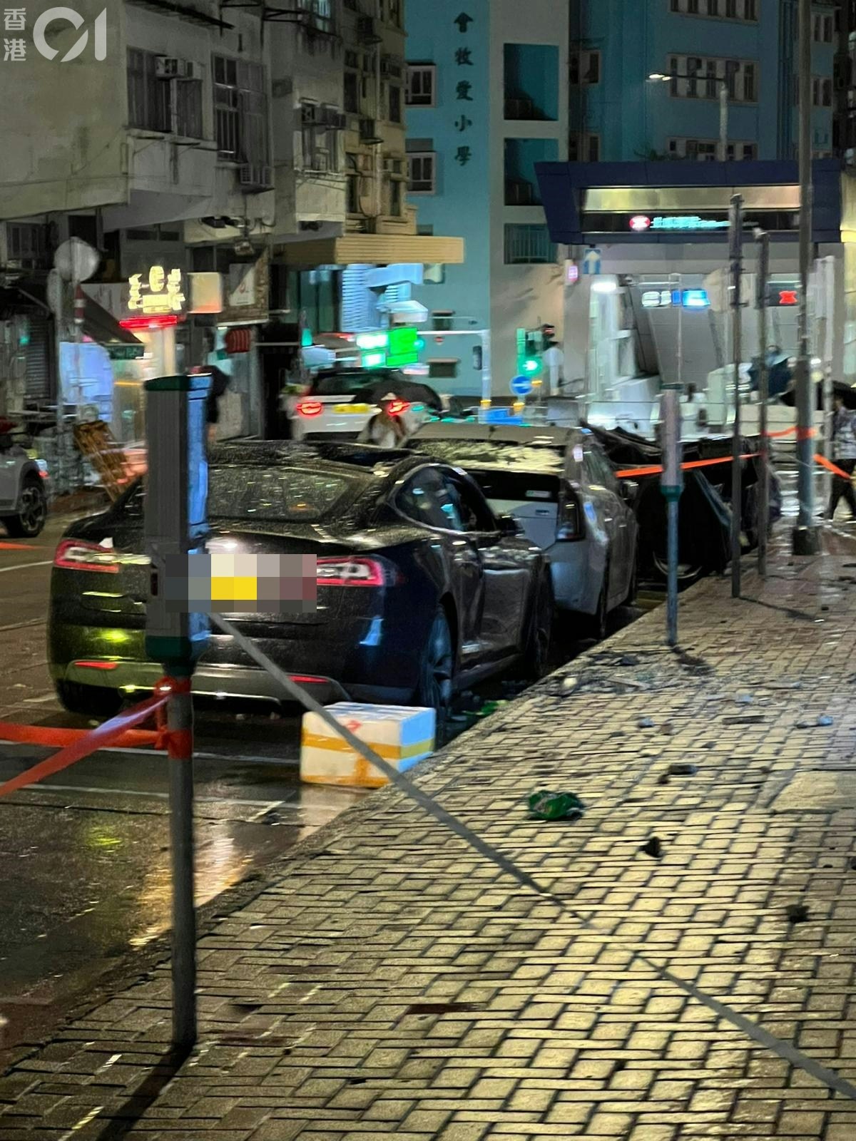 美善同道有大廈石屎剝落，擊中3輛汽車。有車的天窗及車身被毀。(讀者圖片)
