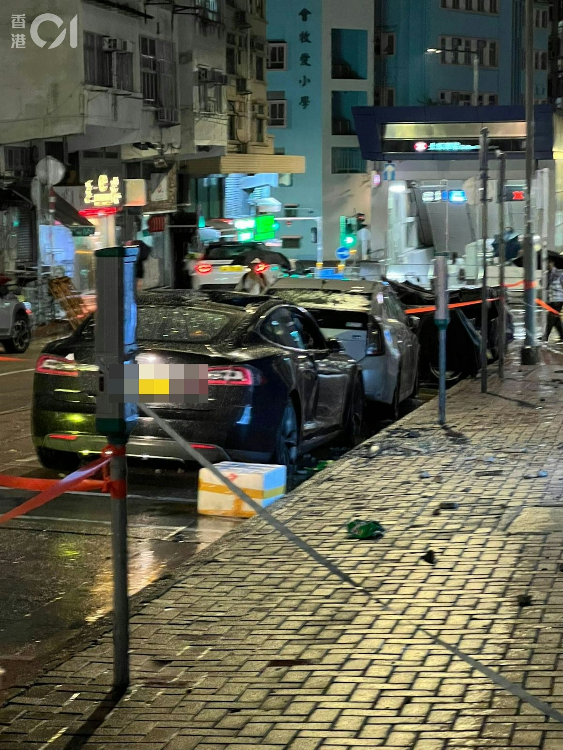 美善同道有大廈石屎剝落,擊中3輛汽車。有車的天窗及車身被毀。(讀者圖片) 美善同道有大廈石屎剝落,擊中3輛汽車。有車的天窗及車身被毀。(讀者圖片)