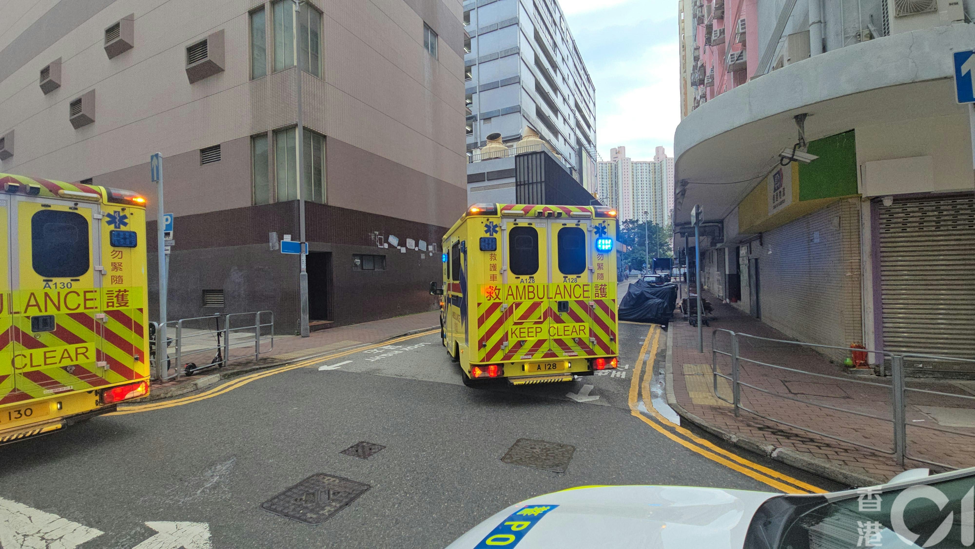長沙灣青山道及光昌街交界有救護車撞倒男途人。（陳永武攝）