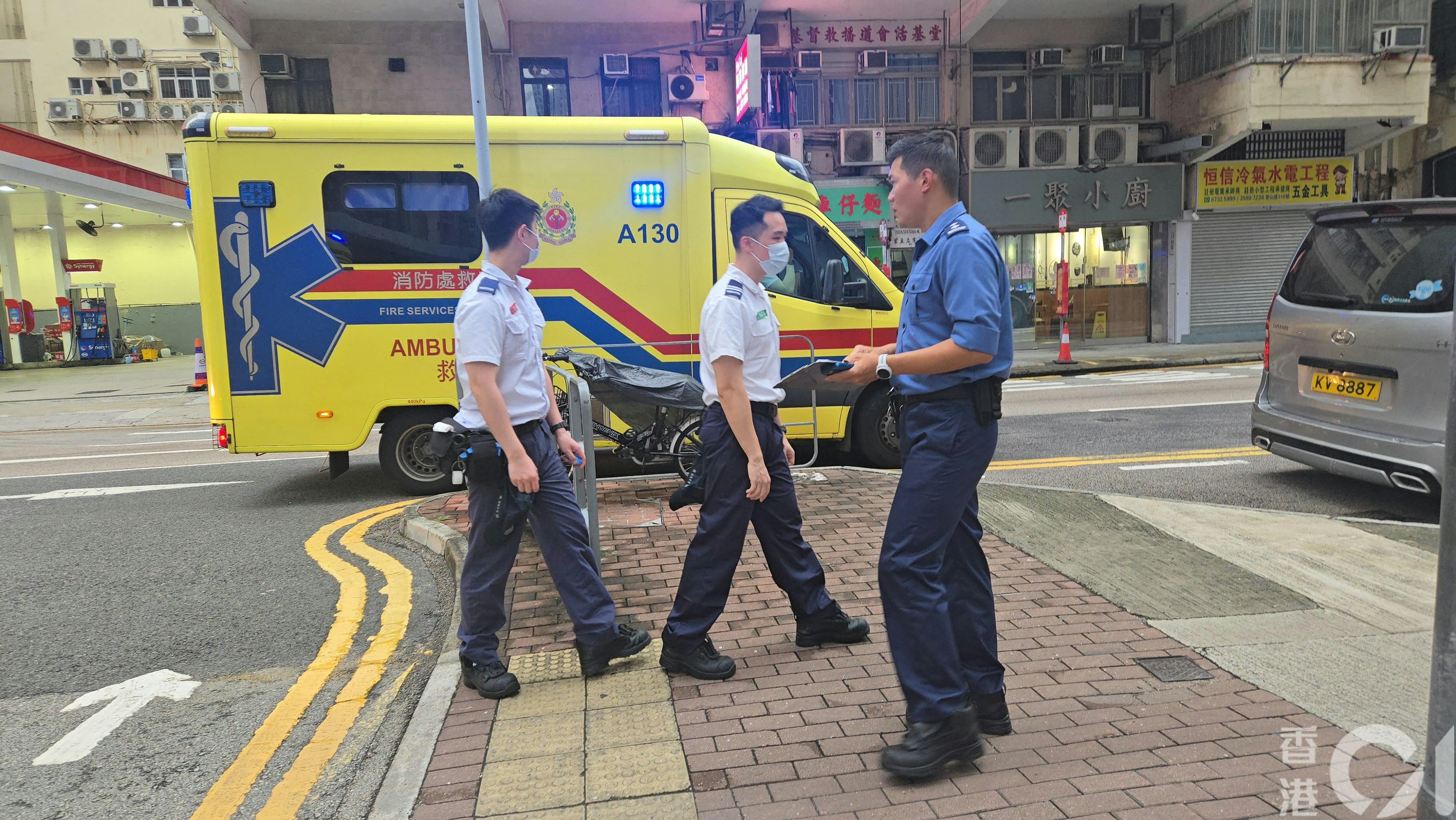 另一輛救護車趕抵現場為老翁檢查傷勢；由其他車長駕走涉事救護車。（陳永武攝）