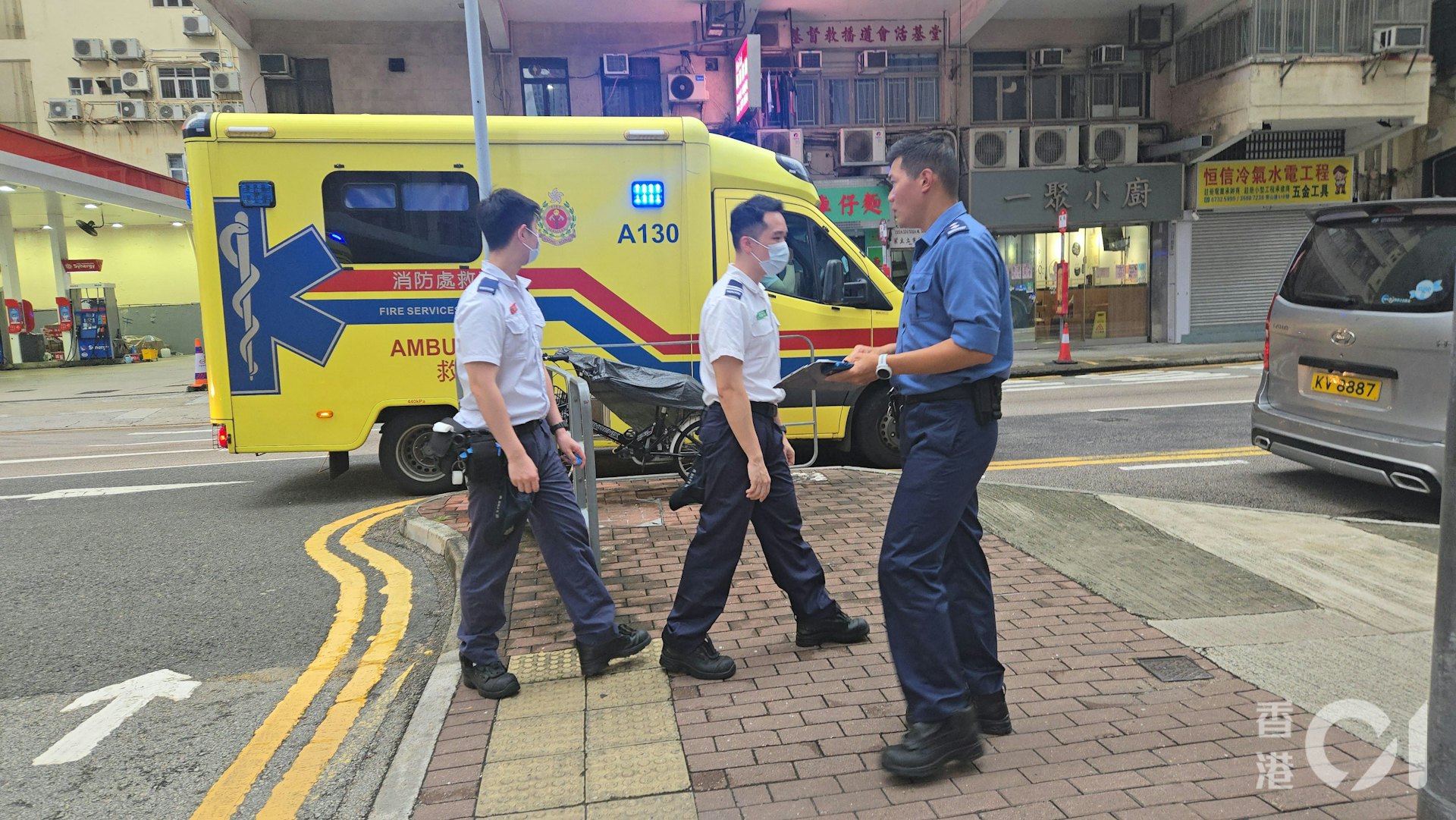 另一輛救護車趕抵現場為老翁檢查傷勢;由其他車長駕走涉事救護車。(陳永武攝) 另一輛救護車趕抵現場為老翁檢查傷勢;由其他車長駕走涉事救護車。(陳永武攝)