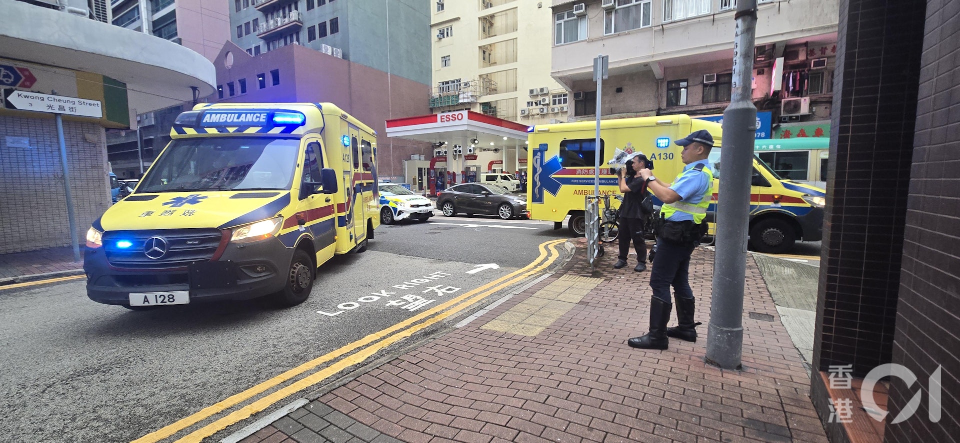 涉事救護車右轉入光昌街時撞到過路老翁。(陳永武攝) 涉事救護車右轉入光昌街時撞到過路老翁。(陳永武攝)