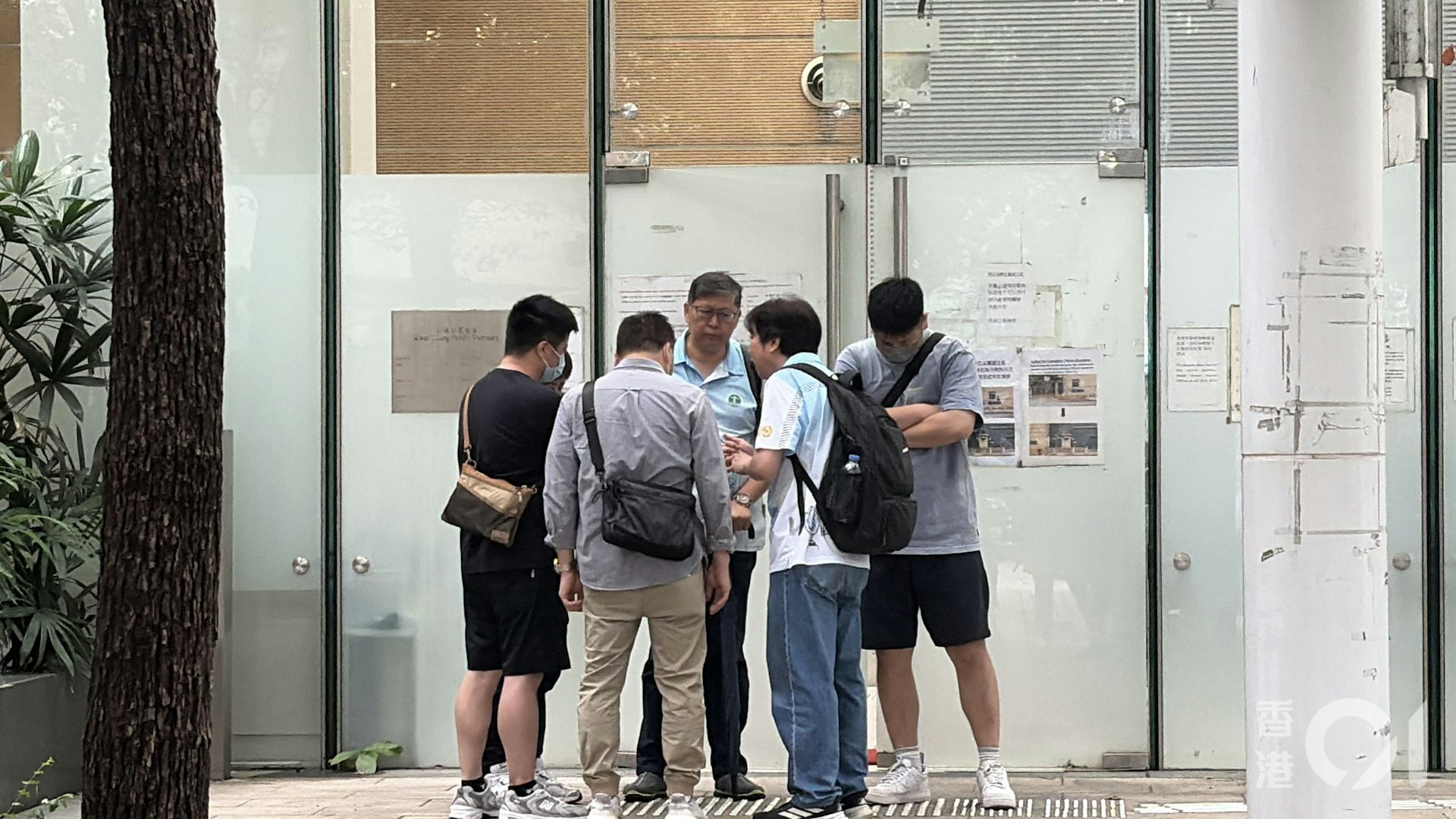 香港建造業總工會職員陪同親友。(黃煦緻攝) 香港建造業總工會職員陪同親友。(黃煦緻攝)