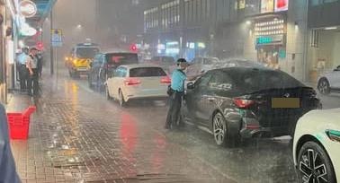 男警後方簷篷底下,站了多名警員。(Facebook群組「香港藍色經濟圈」) 男警後方簷篷底下,站了多名警員。(Facebook群組「香港藍色經濟圈」)