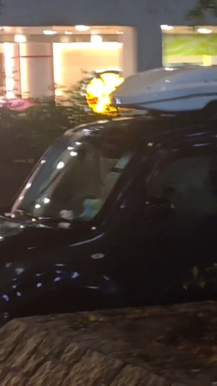 另1條街道上多部違泊車輛被抄牌。(Threads@plutoniumok) 另1條街道上多部違泊車輛被抄牌。(Threads@plutoniumok)