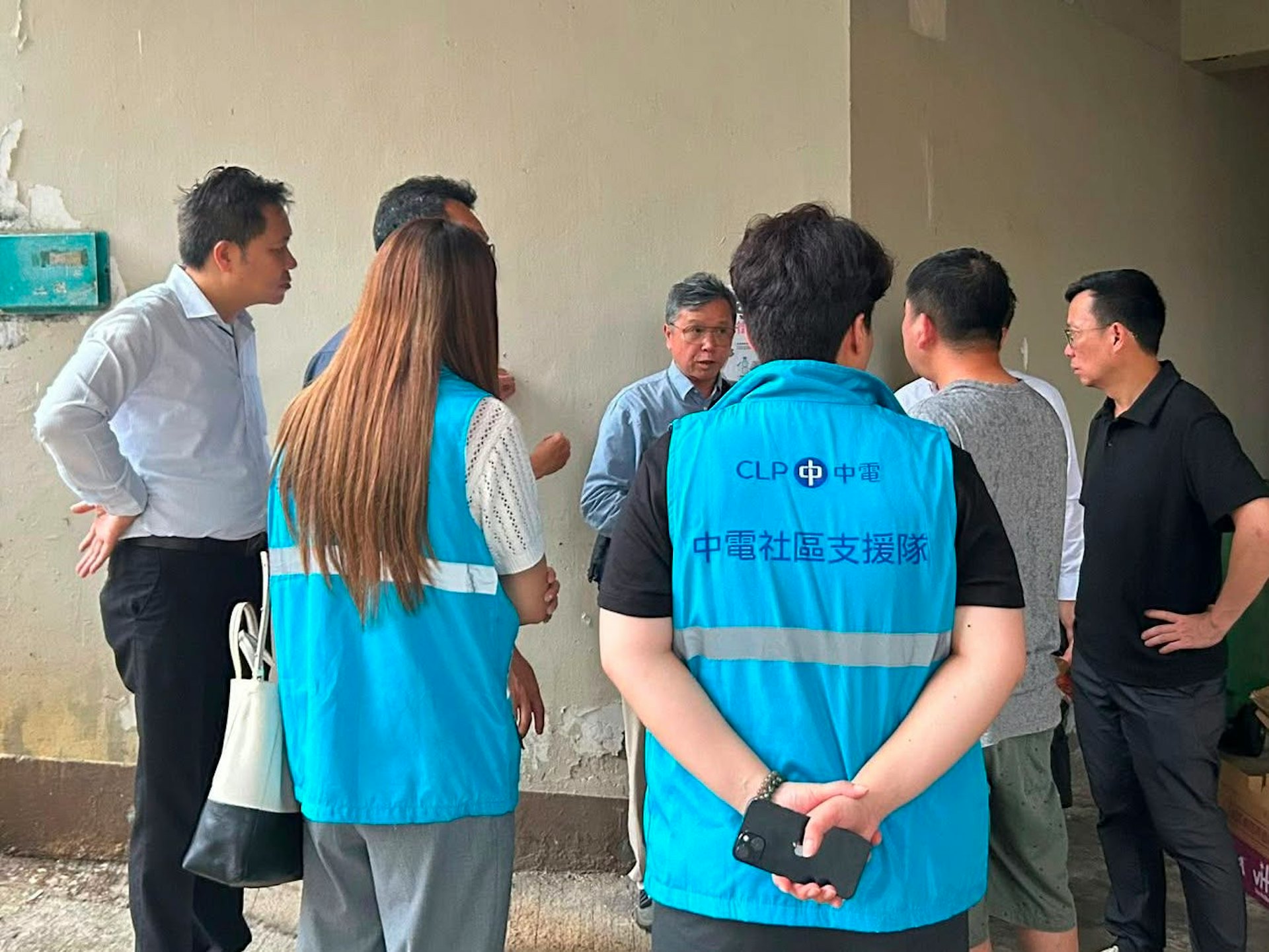 中電工程人員及社區支援隊已即時趕赴現場了解情況。(中電Facebook專頁) 中電工程人員及社區支援隊已即時趕赴現場了解情況。(中電Facebook專頁)