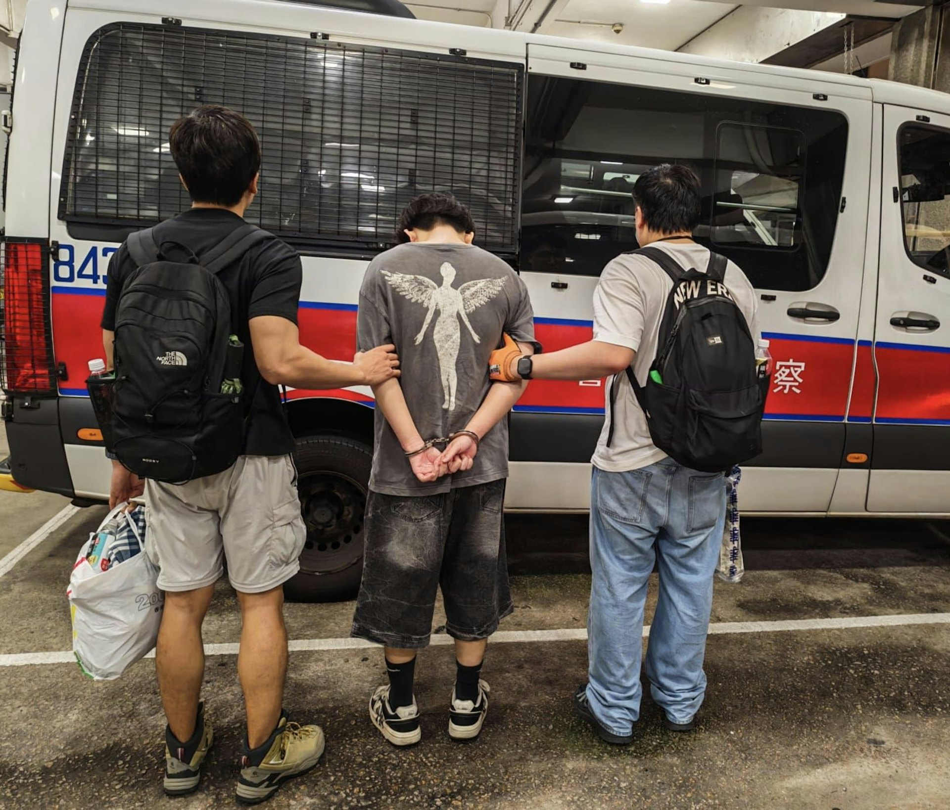 警員以涉嫌「販運危險藥物」拘捕一名21歲姓鍾本地男子。(警方提供) 警員以涉嫌「販運危險藥物」拘捕一名21歲姓鍾本地男子。(警方提供)