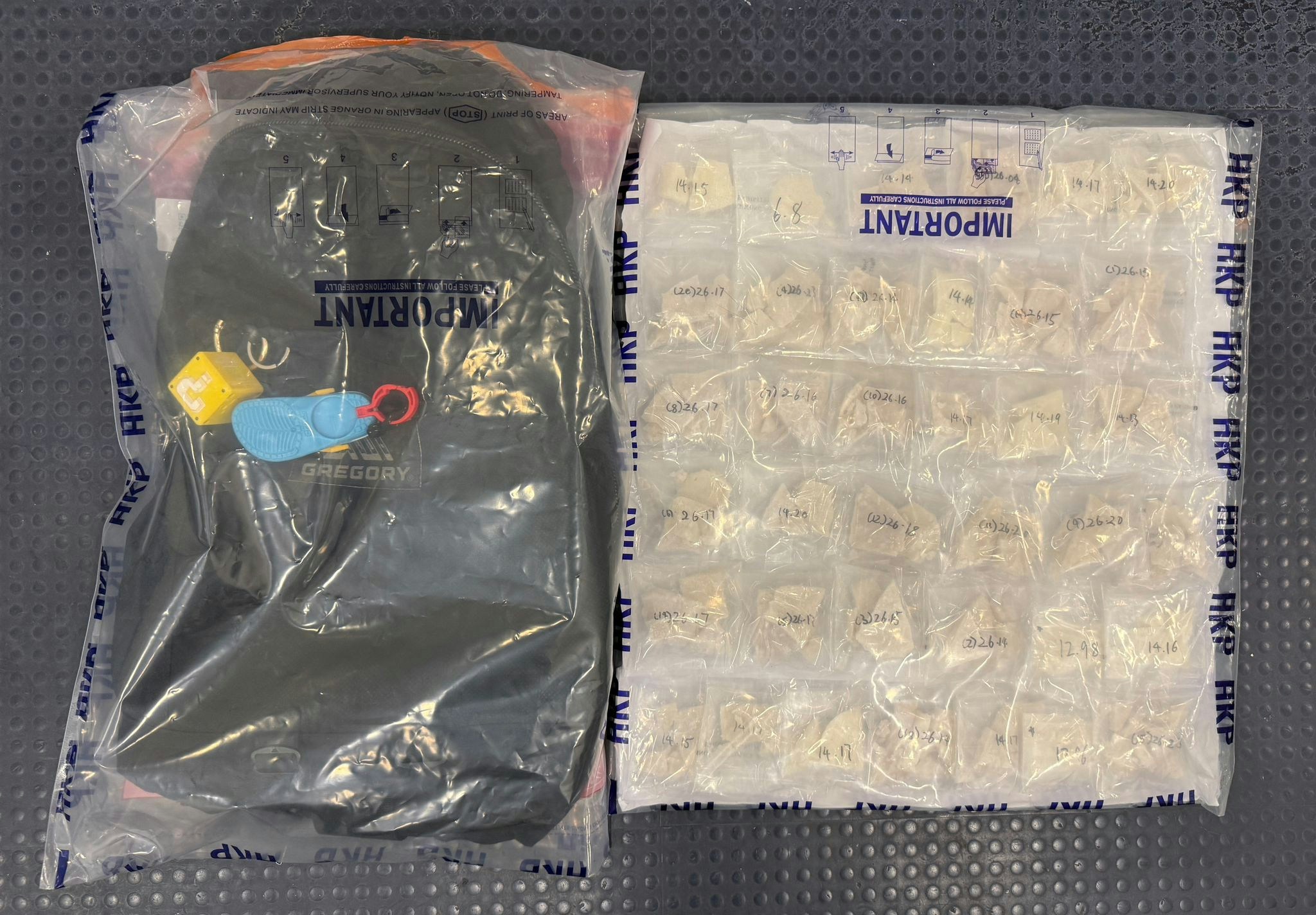 警方在被捕男子的背囊內檢獲752克懷疑可卡因，檢獲毒品總市值約69.1萬元。（警方提供）