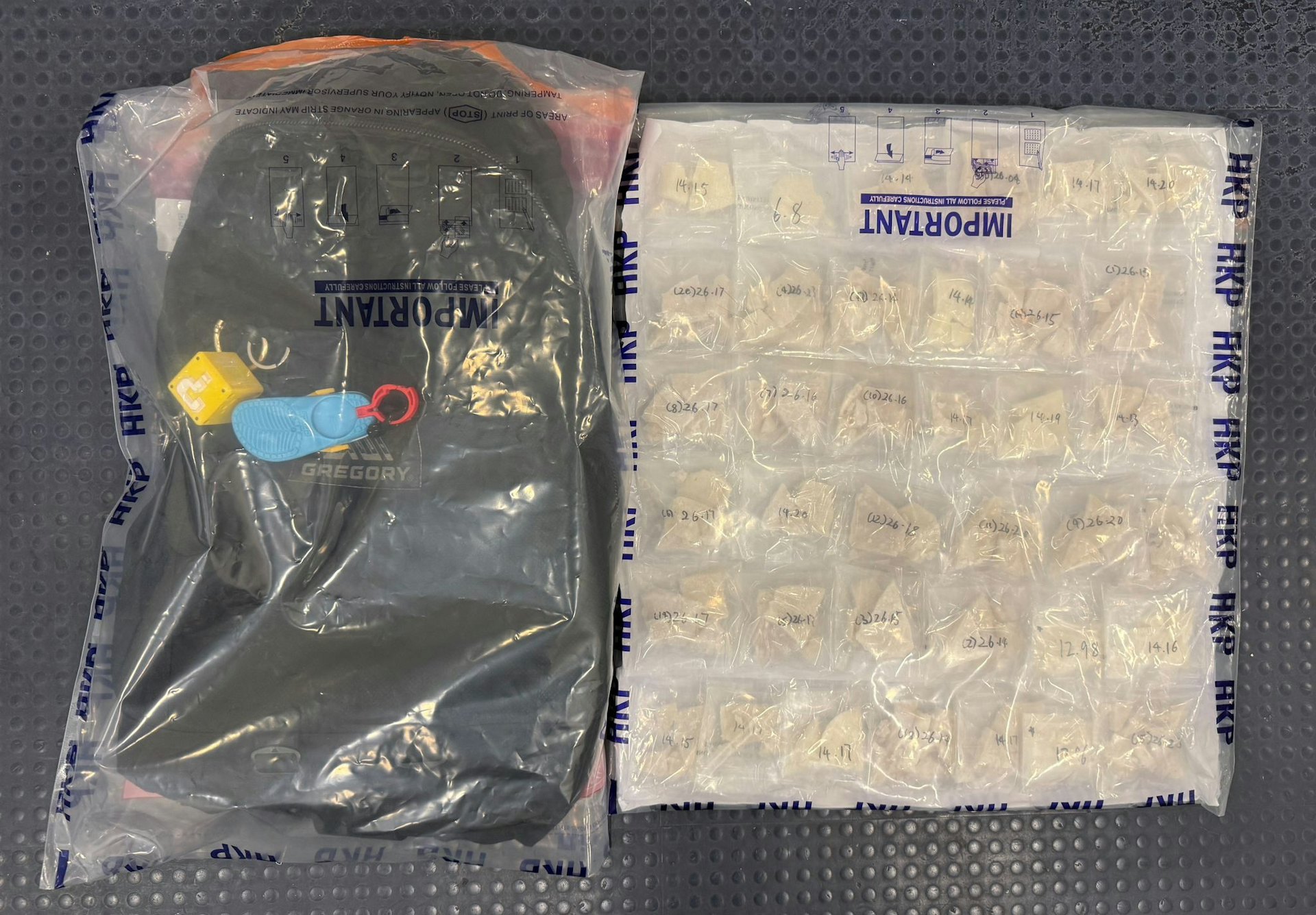 警方在被捕男子的背囊內檢獲752克懷疑可卡因,檢獲毒品總市值約69.1萬元。(警方提供) 警方在被捕男子的背囊內檢獲752克懷疑可卡因,檢獲毒品總市值約69.1萬元。(警方提供)