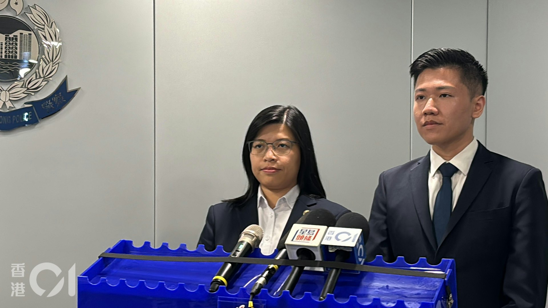 一名內地女子名下的兩個銀行戶口,被用作清洗逾1,400萬元黑錢,該女子承認兩項洗黑錢罪被判監55個月。警方新界北總區科技及財富罪案組高級督察姚國威(右)和財富情報及調查科高級督察申文燕(左)交代案件。(黃偉民攝) 一名內地女子名下的兩個銀行戶口,被用作清洗逾1,400萬元黑錢,該女子承認兩項洗黑錢罪被判監55個月。警方新界北總區科技及財富罪案組高級督察姚國威(右)和財富情報及調查科高級督察申文燕(左)交代案件。(黃偉民攝)
