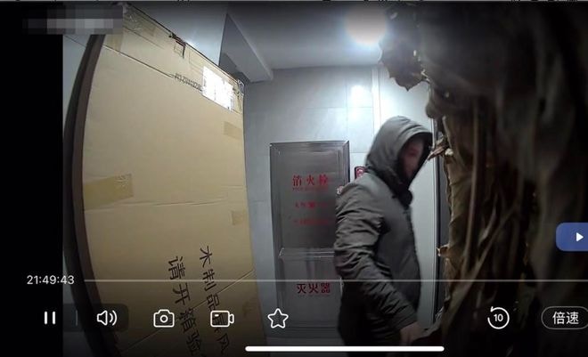 Hình ảnh từ camera giám sát cho thấy Liu Mouqiang đeo mặt nạ và đặt chất nổ. (China News Weekly)