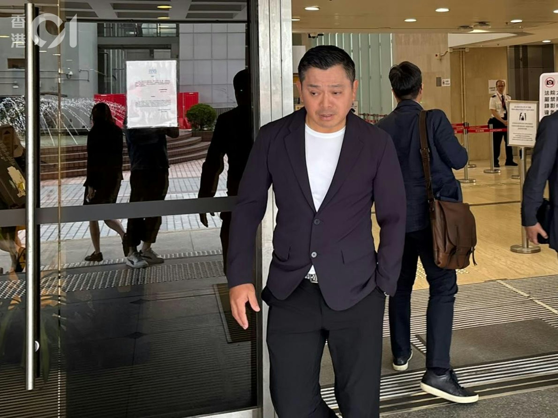 被告周海源稱,曾按黃有龍指示開出空白支票以用作「認帳」,後來知有人拿去兌現感荒唐。(陳曉欣攝) 被告周海源稱,曾按黃有龍指示開出空白支票以用作「認帳」,後來知有人拿去兌現感荒唐。(陳曉欣攝)