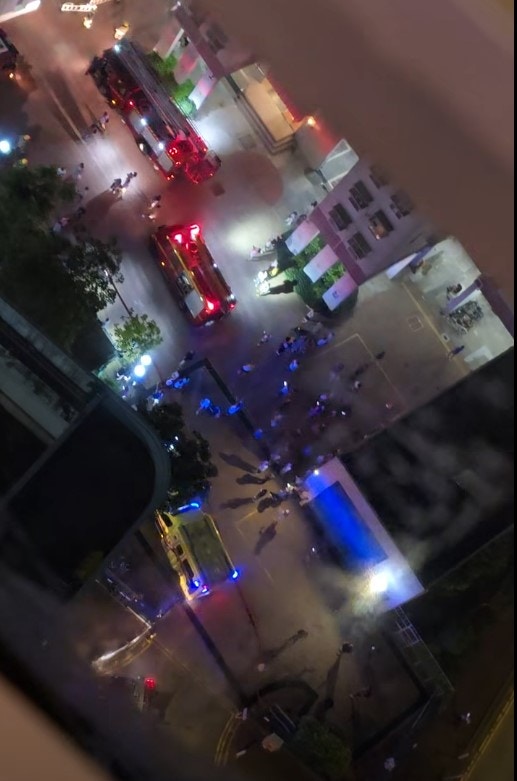 多輛消防車及救護車在場戒備。(圖片來源：facebook/大埔 TAI PO)