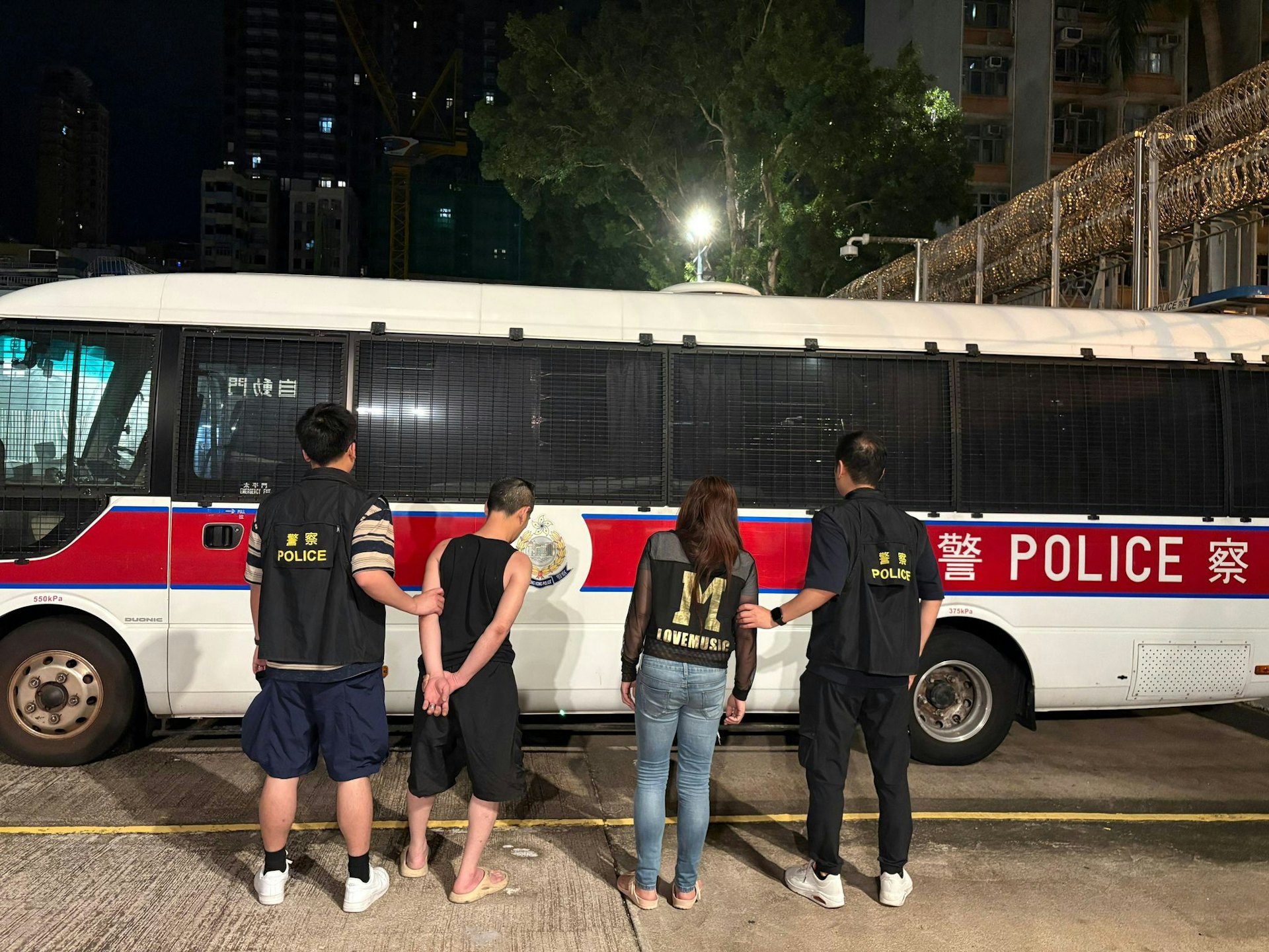 人員以涉嫌「販運危險藥物」拘捕一名49歲越南裔本地男子和一名49歲姓周本地女子。(警方提供) 人員以涉嫌「販運危險藥物」拘捕一名49歲越南裔本地男子和一名49歲姓周本地女子。(警方提供)