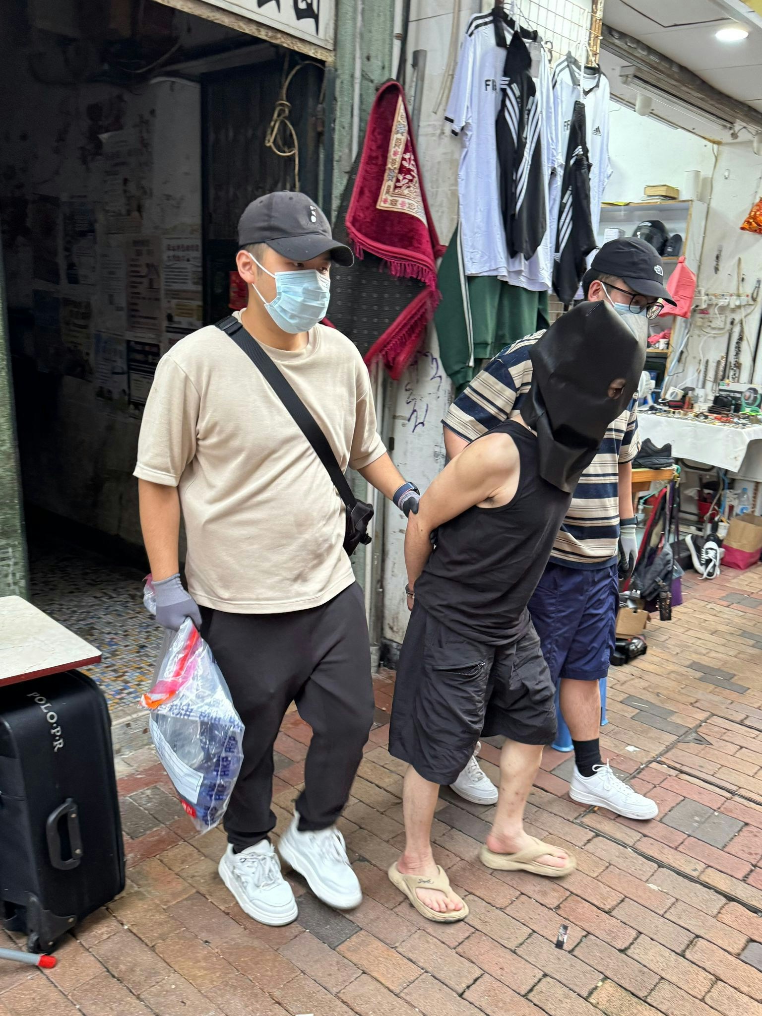 人員以涉嫌「販運危險藥物」拘捕一名49歲越南裔本地男子和一名49歲姓周本地女子。（警方提供）