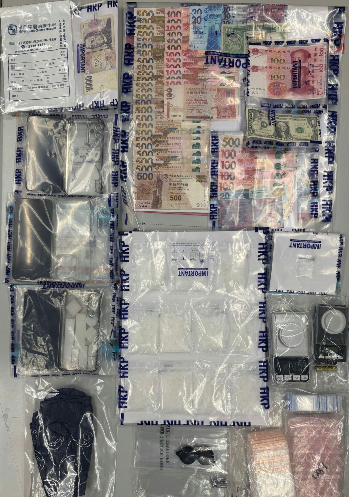 人員突擊搜查深水埗大南街一個住宅單位，檢獲約320克懷疑冰毒，市值約15萬元。（警方提供）