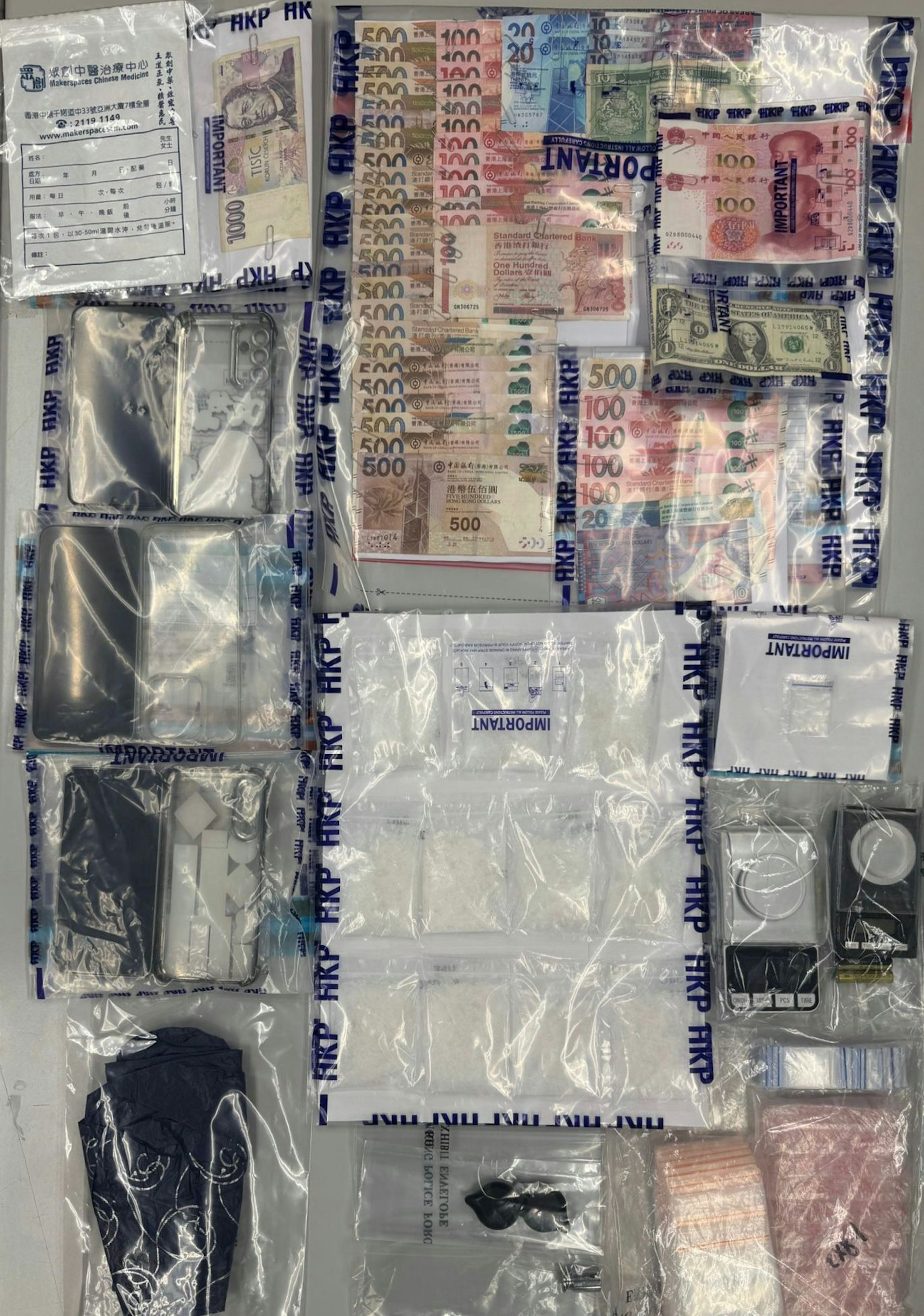人員突擊搜查深水埗大南街一個住宅單位,檢獲約320克懷疑冰毒,市值約15萬元。(警方提供) 人員突擊搜查深水埗大南街一個住宅單位,檢獲約320克懷疑冰毒,市值約15萬元。(警方提供)