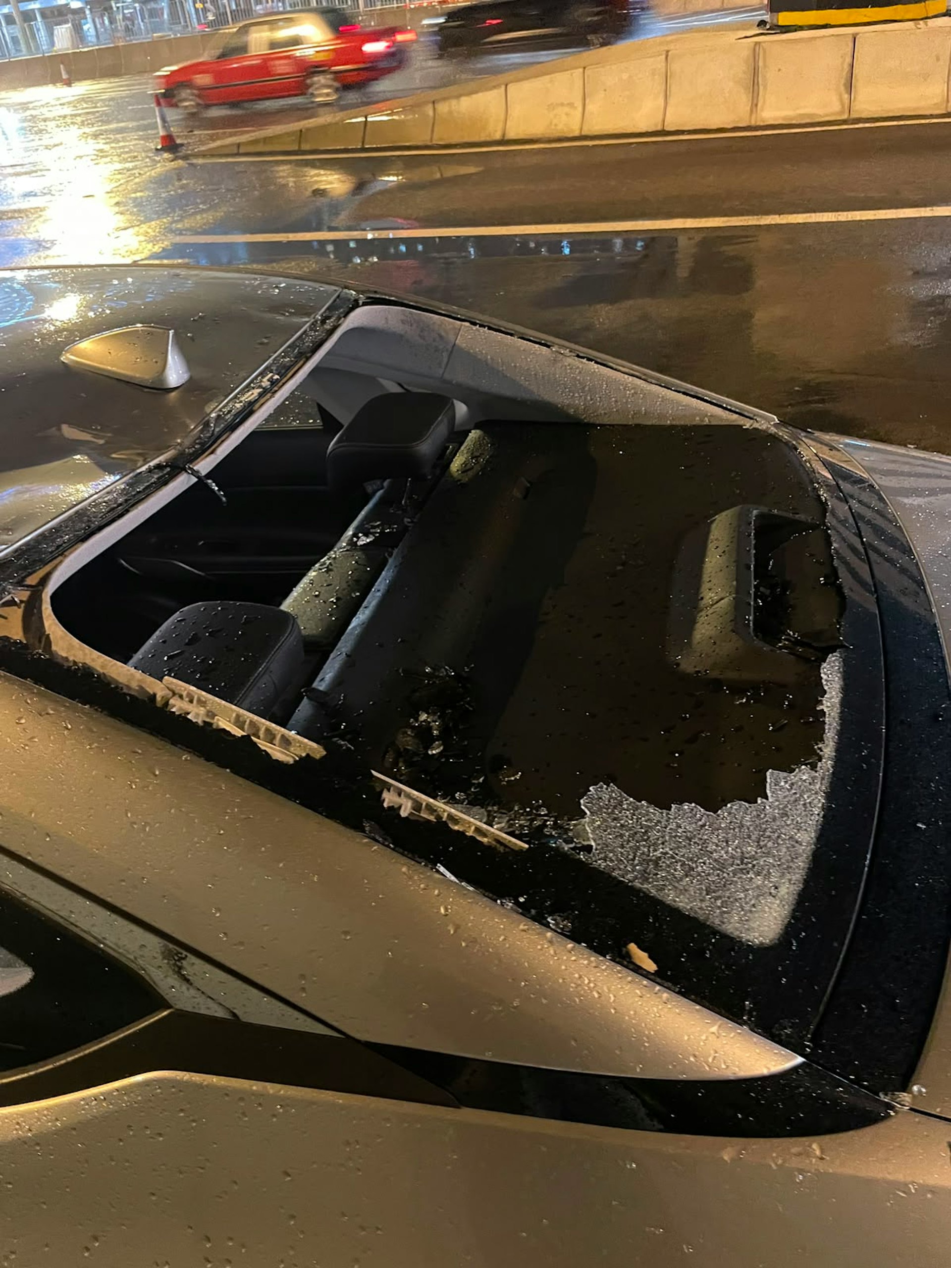 車尾整塊擋風玻璃被異物擊穿,出現一個極大的破洞。(車主提供片段) 車尾整塊擋風玻璃被異物擊穿,出現一個極大的破洞。(車主提供片段)