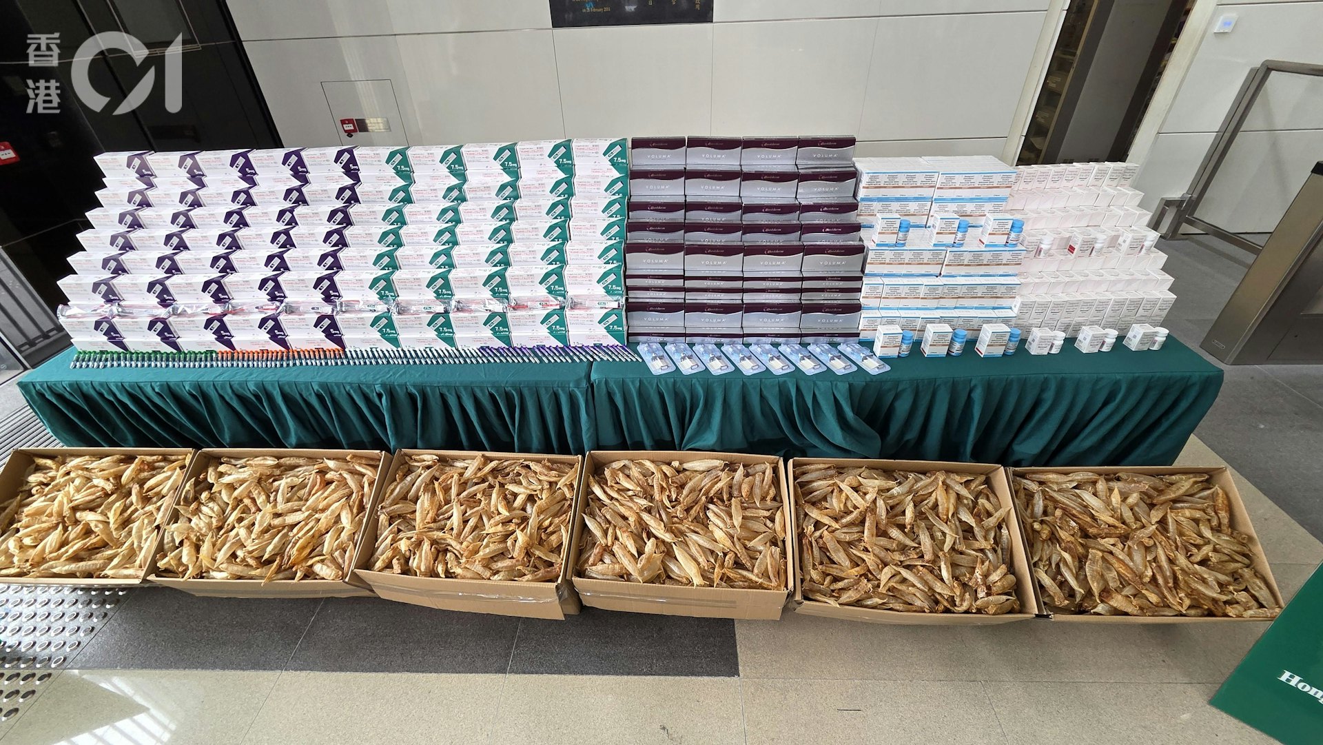 海關案中搜獲大批藥劑製品、減肥針劑、美容針劑及花膠等,價值約1,000萬元。(黃偉民攝) 海關案中搜獲大批藥劑製品、減肥針劑、美容針劑及花膠等,價值約1,000萬元。(黃偉民攝)