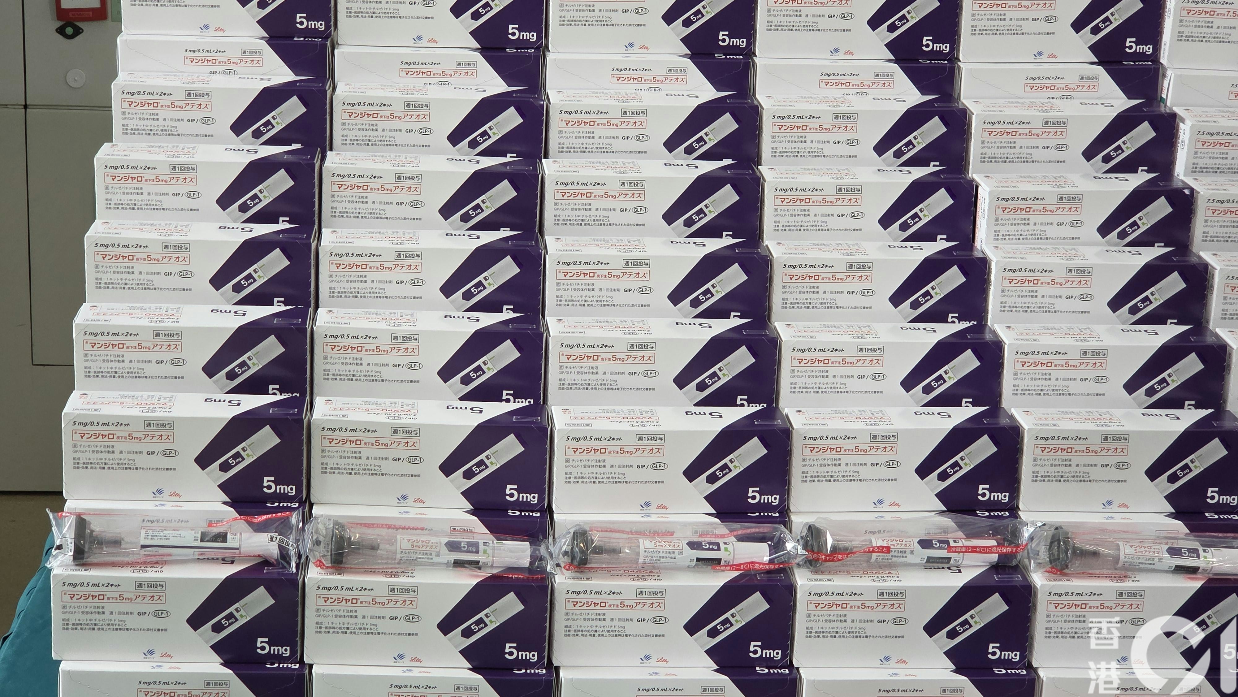檢獲貨物包括受管制藥劑製品及針劑類產品，包裝上面亦標示含有第一部毒藥的成分。（黃偉民攝）