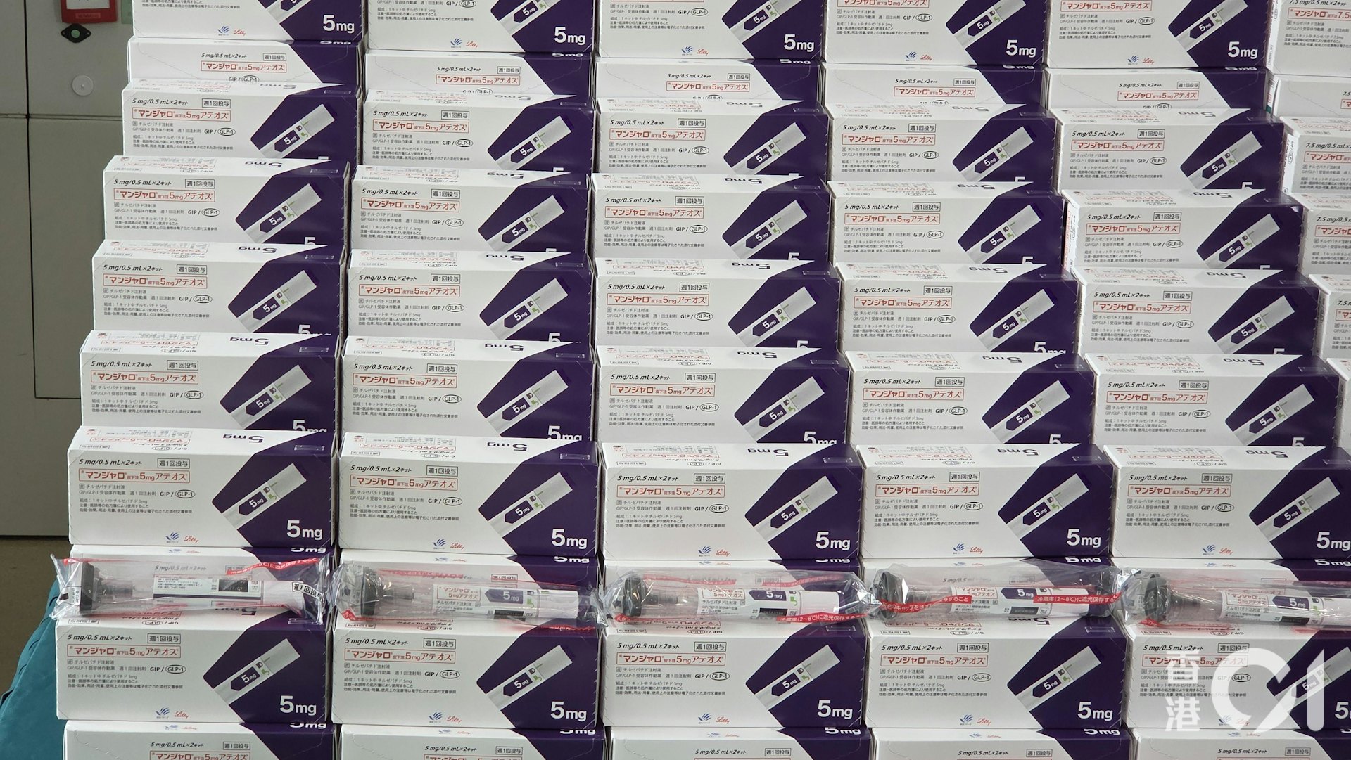 檢獲貨物包括受管制藥劑製品及針劑類產品,包裝上面亦標示含有第一部毒藥的成分。(黃偉民攝) 檢獲貨物包括受管制藥劑製品及針劑類產品,包裝上面亦標示含有第一部毒藥的成分。(黃偉民攝)