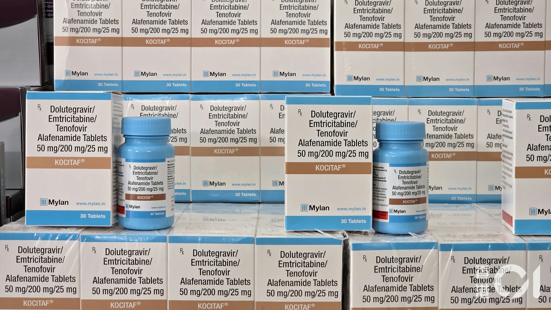 海關在一輛前往澳門的貨車上搜出大批走私物品,包括約3.7萬粒懷疑藥劑製品、3,700支減肥針劑、1,800支美容針劑等。(黃偉民攝) 海關在一輛前往澳門的貨車上搜出大批走私物品,包括約3.7萬粒懷疑藥劑製品、3,700支減肥針劑、1,800支美容針劑等。(黃偉民攝)