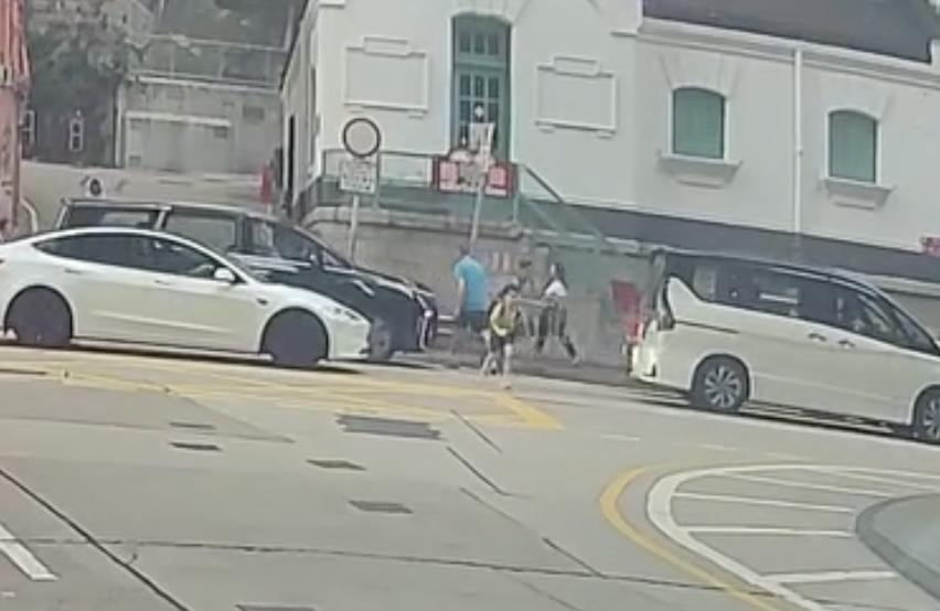 一名身穿運動服的小童，在皇後大道東舊灣仔郵政局對開衝出馬路。（Facebook  車cam L（香港群組）林芊言)