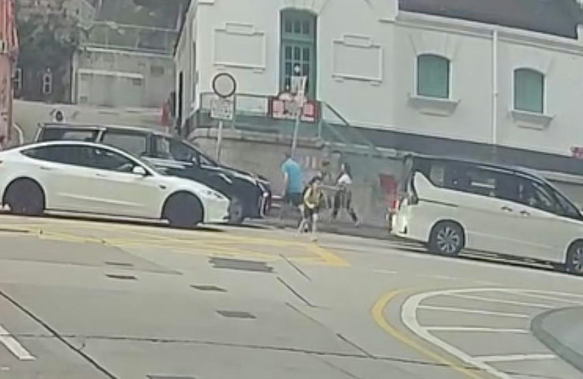 一名身穿運動服的小童,在皇後大道東舊灣仔郵政局對開衝出馬路。(Facebook 車cam L(香港群組)林芊言) 一名身穿運動服的小童,在皇後大道東舊灣仔郵政局對開衝出馬路。(Facebook 車cam L(香港群組)林芊言)