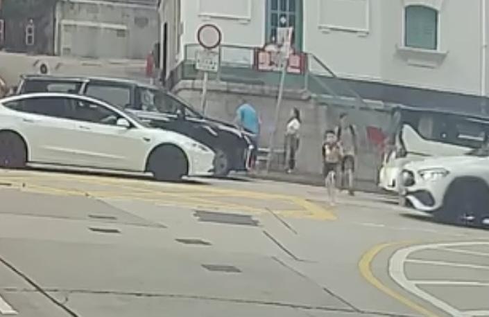 男童突然由路邊衝出馬路。（Facebook  車cam L（香港群組）林芊言)