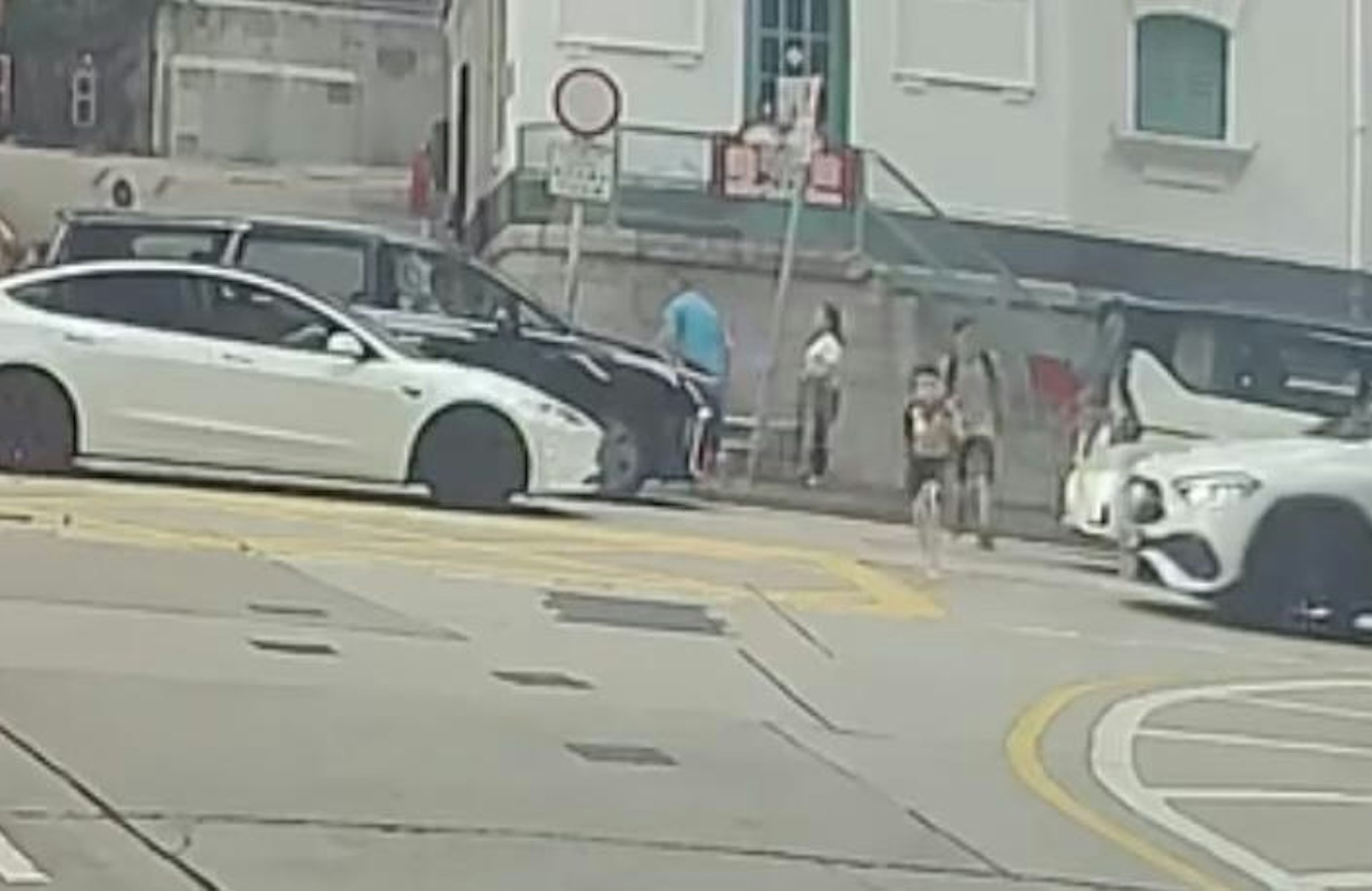 男童突然由路邊衝出馬路。(Facebook 車cam L(香港群組)林芊言) 男童突然由路邊衝出馬路。(Facebook 車cam L(香港群組)林芊言)
