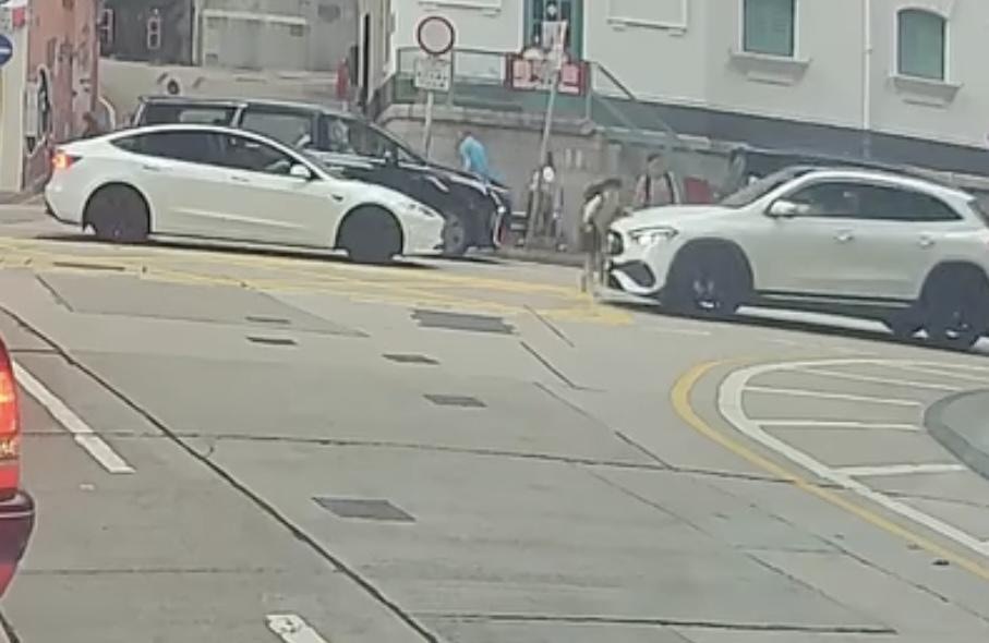 男童突然由路邊衝出馬路，被駛至的白色私家車撞到。（Facebook  車cam L（香港群組）林芊言)