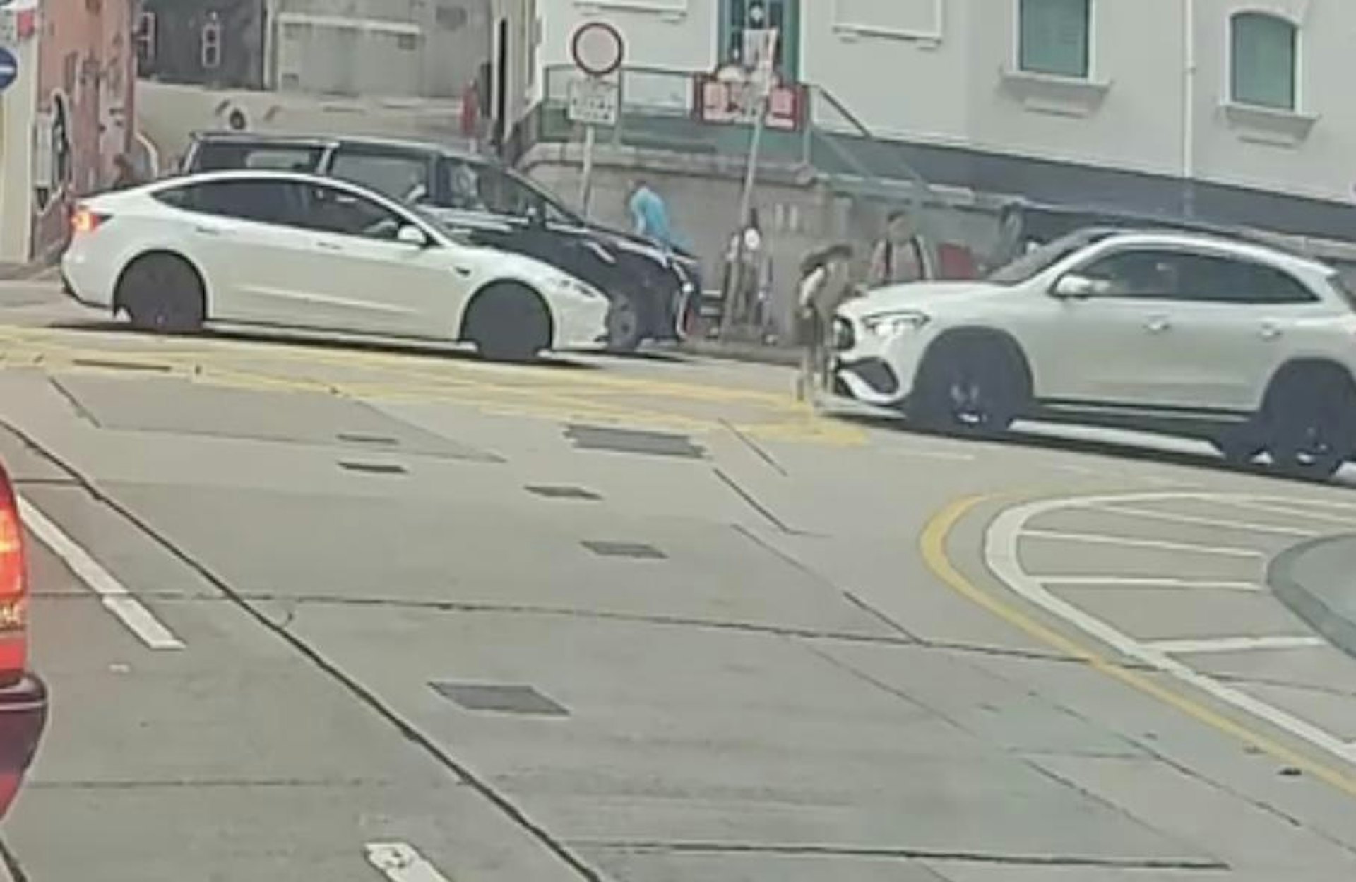 男童突然由路邊衝出馬路,被駛至的白色私家車撞到。(Facebook 車cam L(香港群組)林芊言) 男童突然由路邊衝出馬路,被駛至的白色私家車撞到。(Facebook 車cam L(香港群組)林芊言)