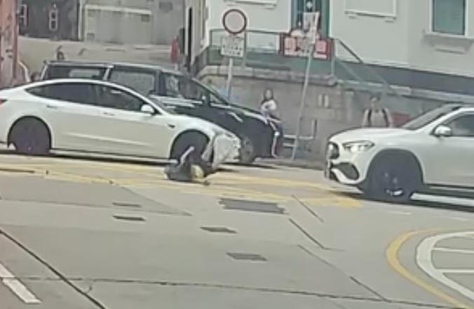 男童捱撞後翻滾倒地，鞋子甩脫。（Facebook  車cam L（香港群組）林芊言)