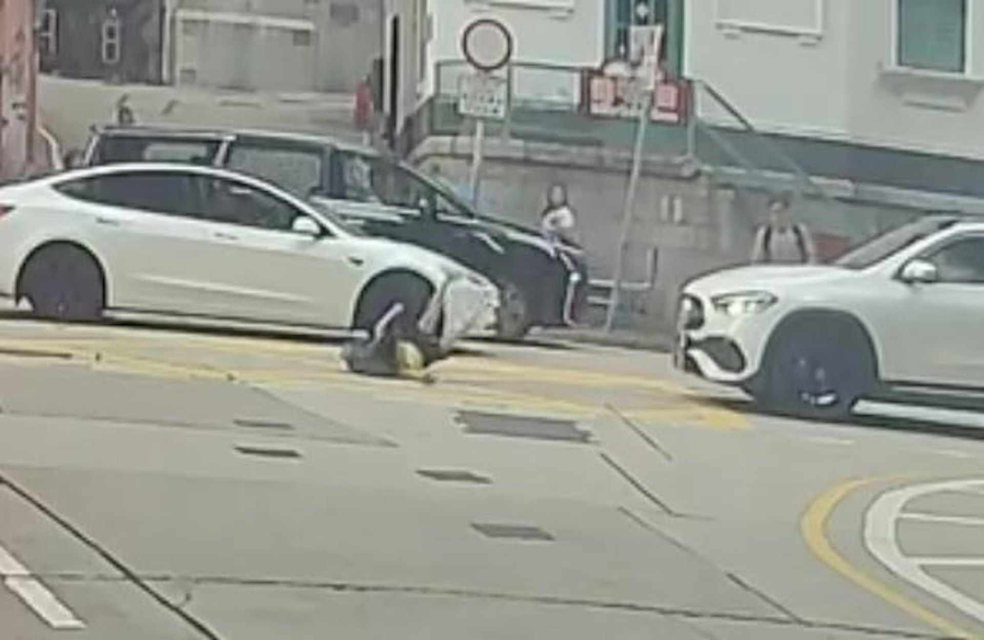 男童捱撞後翻滾倒地,鞋子甩脫。(Facebook 車cam L(香港群組)林芊言) 男童捱撞後翻滾倒地,鞋子甩脫。(Facebook 車cam L(香港群組)林芊言)