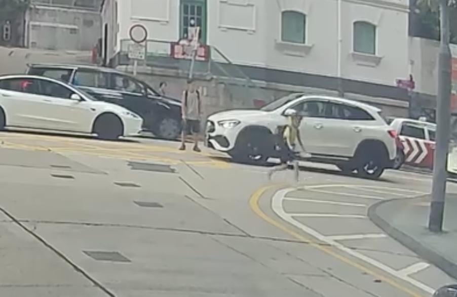 男童被私家車撞至倒地，隨即自行爬起，拾回鞋子再跑向對面行人路。（Facebook  車cam L（香港群組）林芊言)